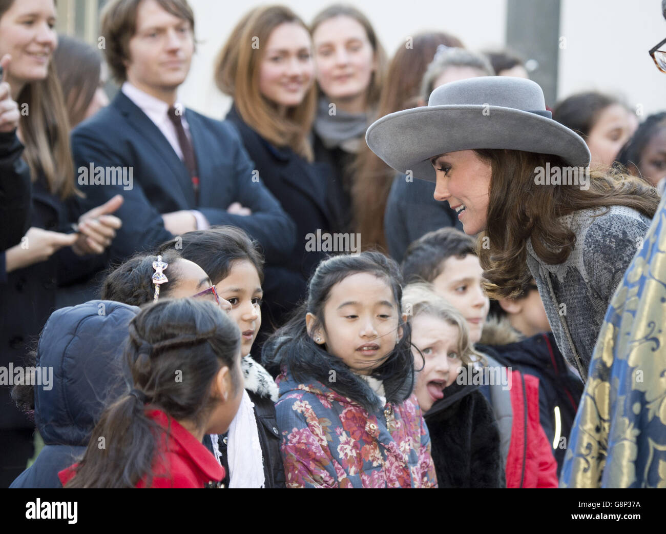 Die Herzogin von Cambridge trifft nach dem alljährlichen Commonwealth Day-Gottesdienst in Westminster Abbey Kinder aus der St. Matthew's Schule in Dean's Yard, London. Stockfoto