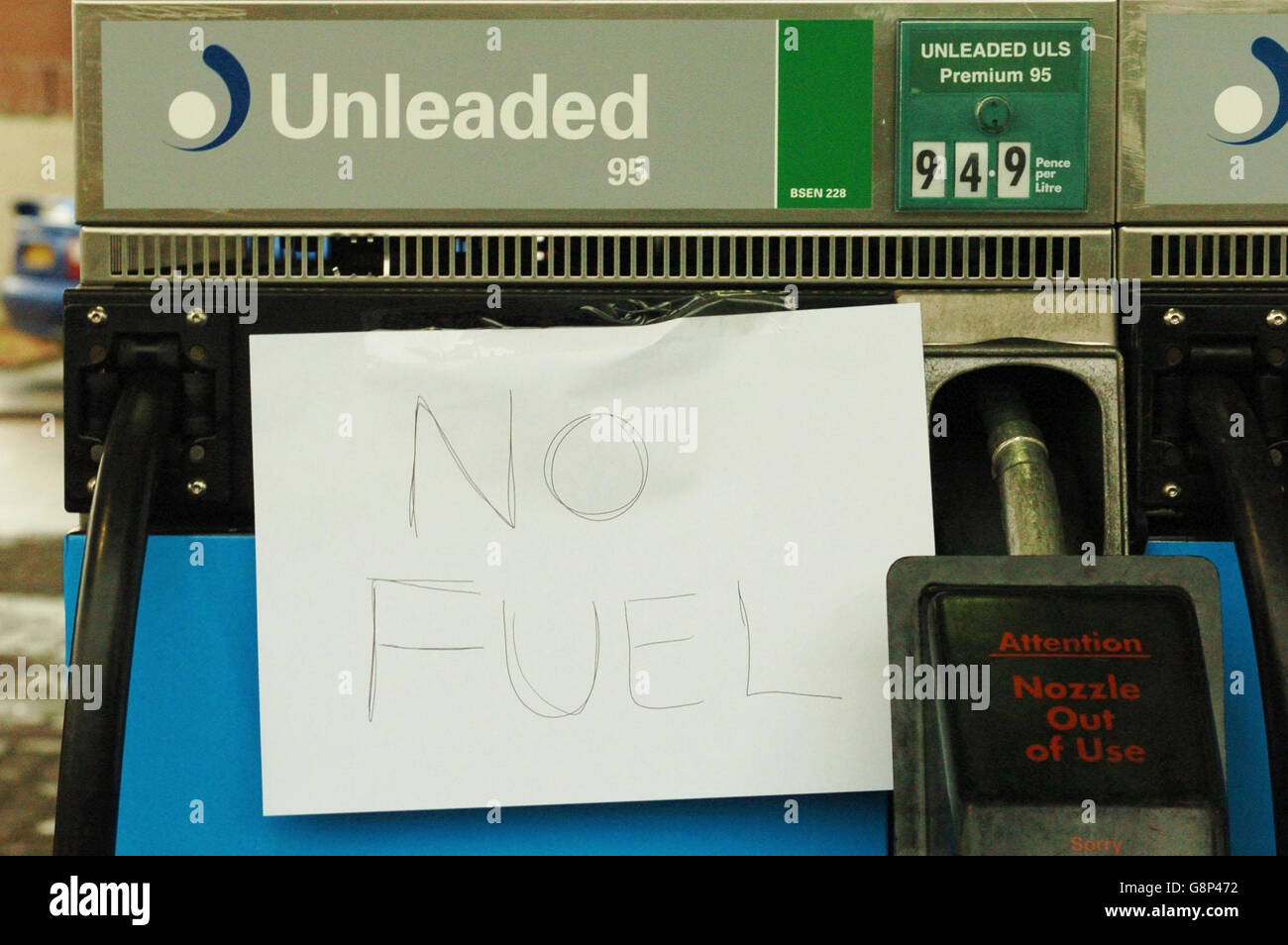 Ein generisches Foto einer Benzinpumpe, aufgenommen in Esso, Great Western Rd, Glasgow Dienstag, 13. September 2005 nur eine Pumpe war in der Eile, um Kraftstoff zu bekommen, ausgelaufen. Bundeskanzler Gordon Brown forderte heute, Dienstag, den 13. September 2005, "konzertierte Anstrengungen" der ölproduzierenden Länder, um die Preise zu senken. Seine Rede vor dem TUC in Brighton kam am Vorabend des erwarteten Protests über den Treibstoffverbrauch. Viele Tankstellen haben von einem massiven Panikkauf mit Befürchtungen über einen Treibstoffmangel berichtet. Siehe PA Politik Kraftstoff. Drücken Sie Verbandsfoto. Foto Kredit sollte Danny Lawson lesen Stockfoto