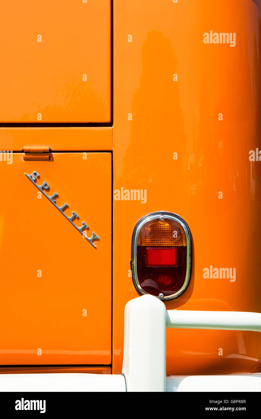 VW Volkswagen split Screen Camper van hinten mit splitty Abzeichen Stockfoto