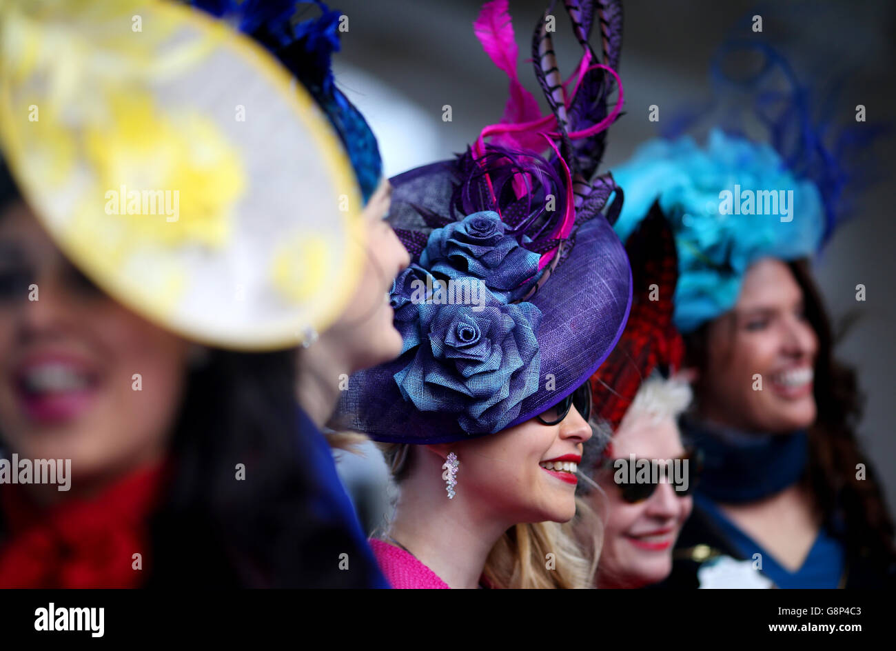 Damen Hut Mode während Ladies Day des 2016 Cheltenham Festival auf Cheltenham Rennbahn. Stockfoto