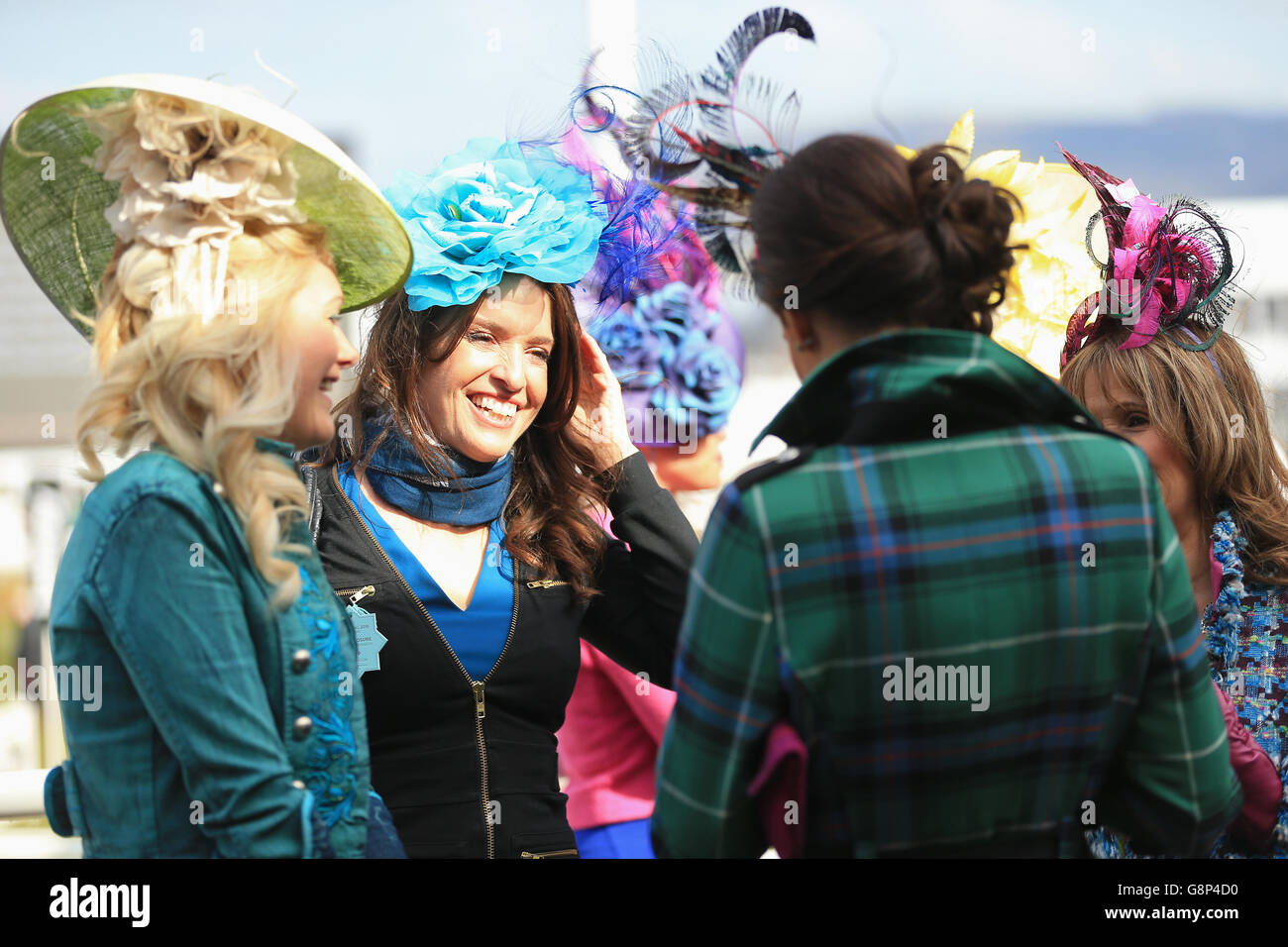 2016 Cheltenham Festival - Ladies Day - Cheltenham Rennbahn. Weibliche Rennfahrerinnen in schicken Hüten beim Ladies Day des Cheltenham Festivals 2016 auf der Cheltenham Rennbahn. Stockfoto