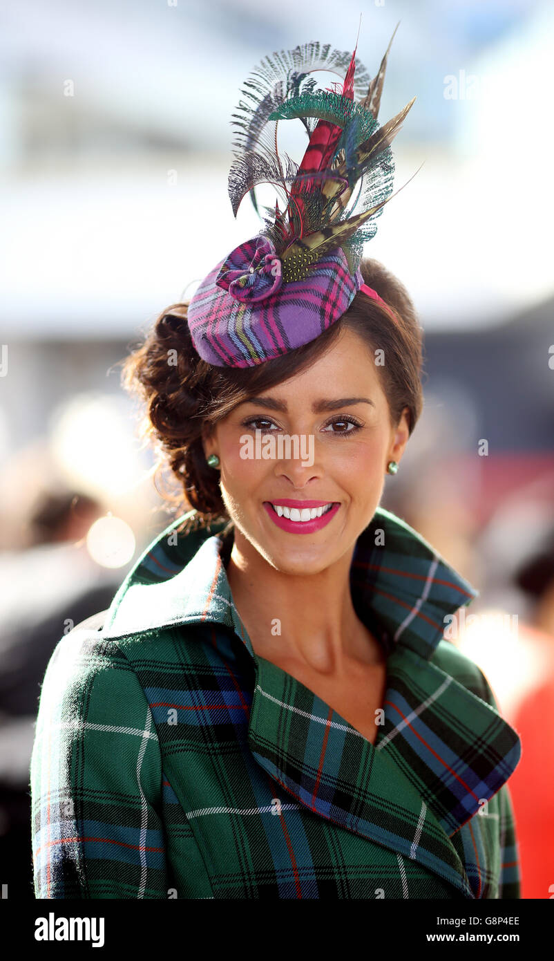 Damen Hut Mode während Ladies Day des 2016 Cheltenham Festival auf Cheltenham Rennbahn. Stockfoto