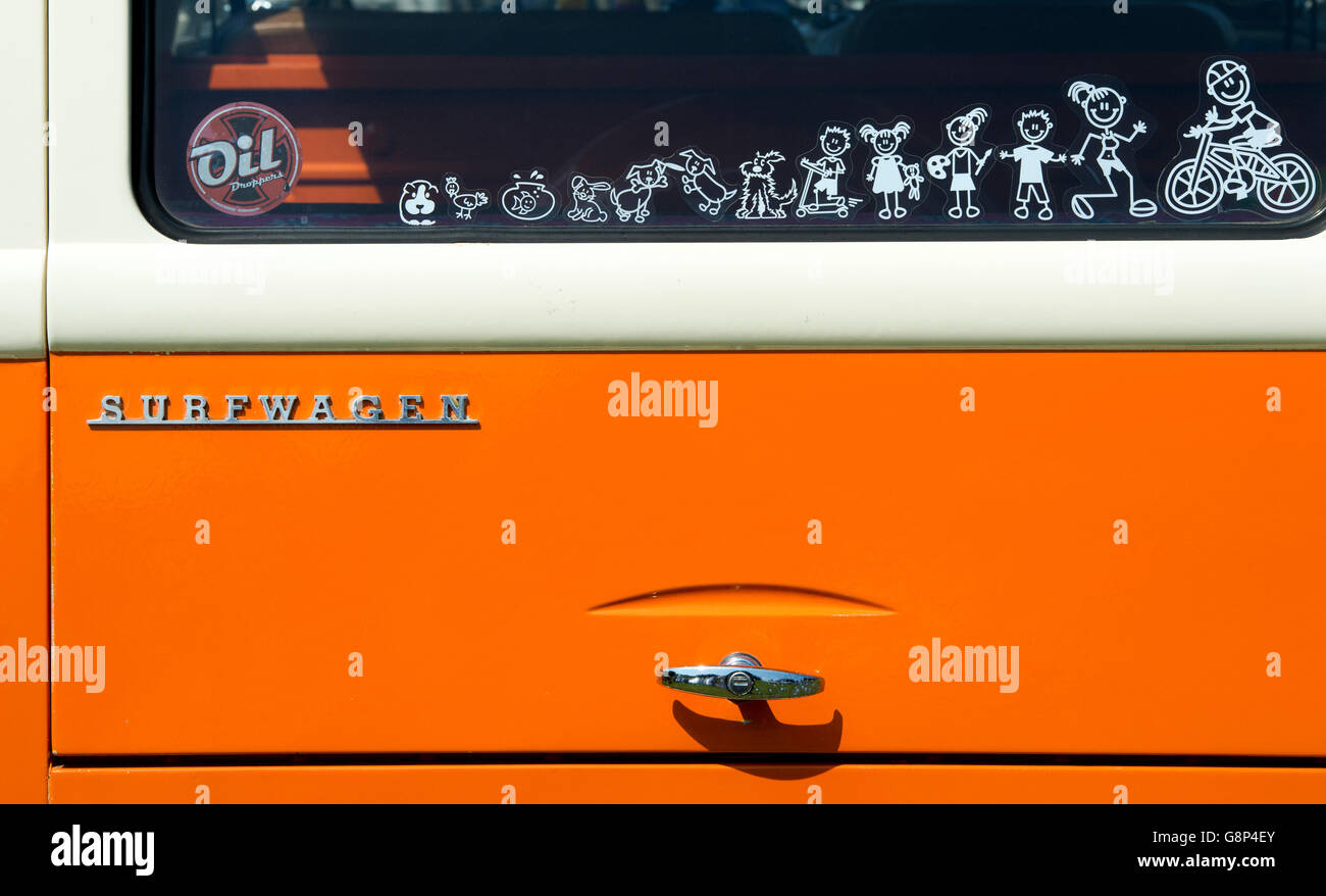 VW Volkswagen split Screen Camper van hinten mit Surfwagen Abzeichen Stockfoto