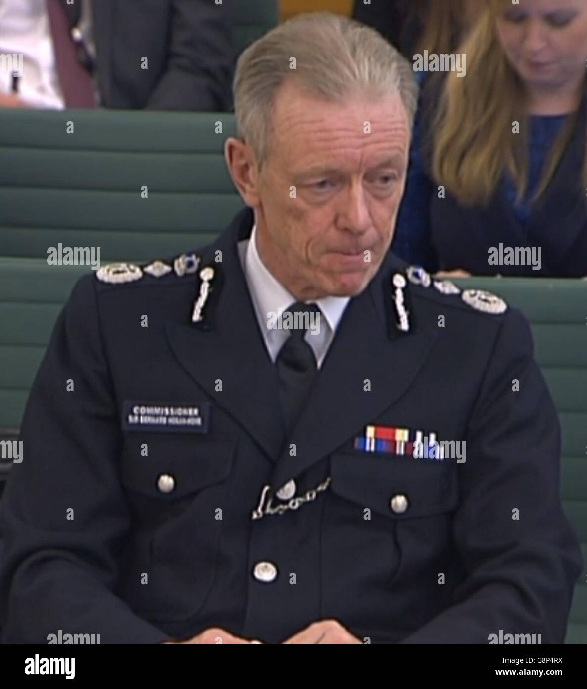 Der metropolitan Police commissioner Sir Bernard Hogan-Howe gibt dem Innenausschuss des Unterhauses in London Beweise nach heftigen Kontroversen über Ermittlungen im Zusammenhang mit prominenten Persönlichkeiten. Stockfoto
