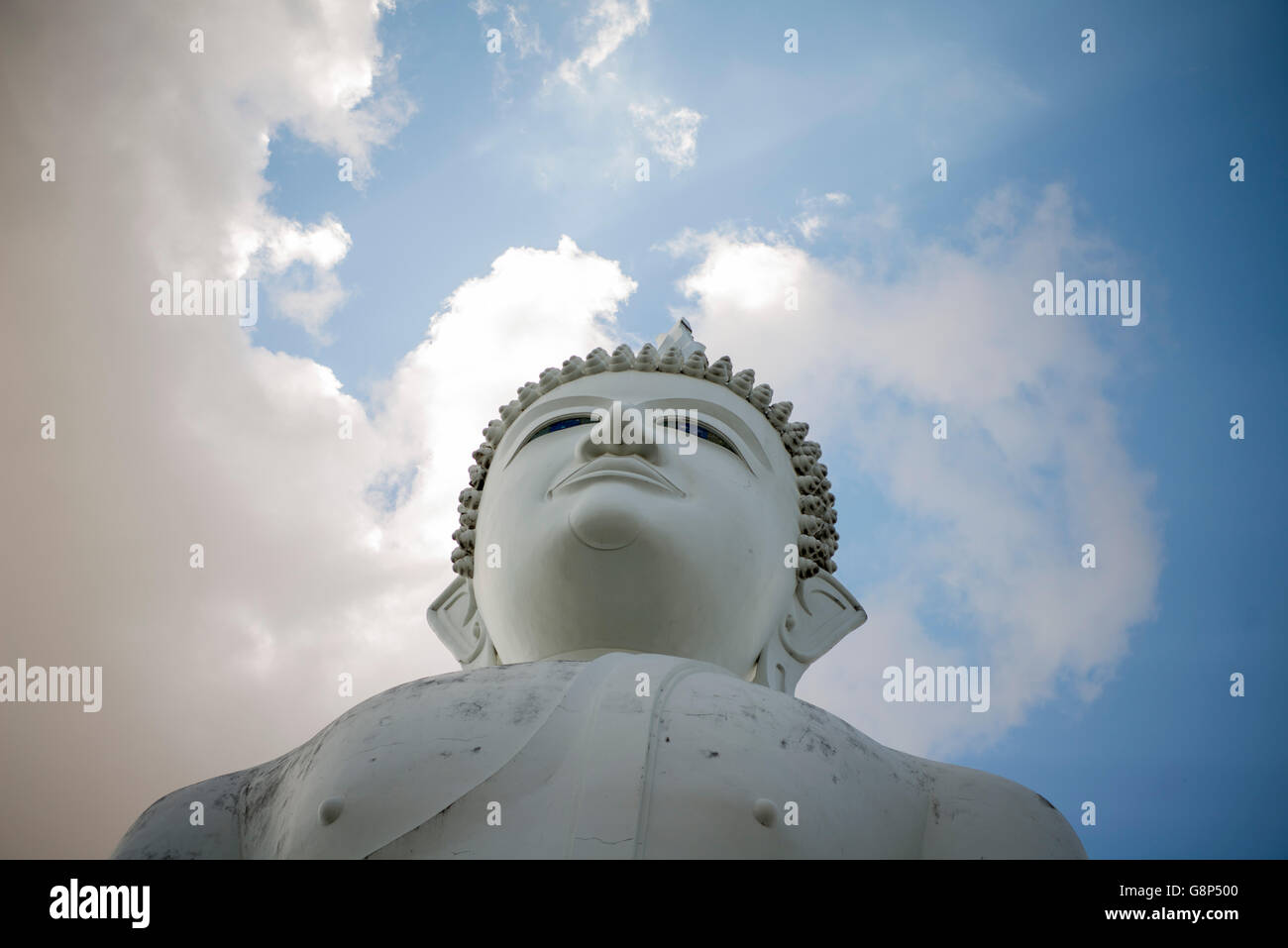 der Big Buddha an der Wat Khao Phanom Sawai in der Nähe der Stadt Surin im Isan in Thailand. Stockfoto