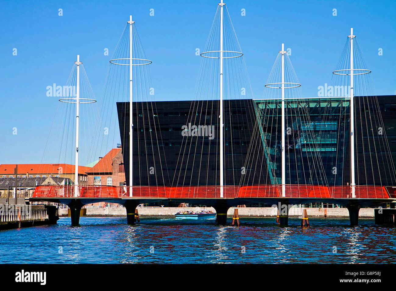 Kopenhagen, Dänemark: der Kreis-Brücke mit Masten wie ein Schiff und das Black Diamond, Königliche Bibliothek Stockfoto