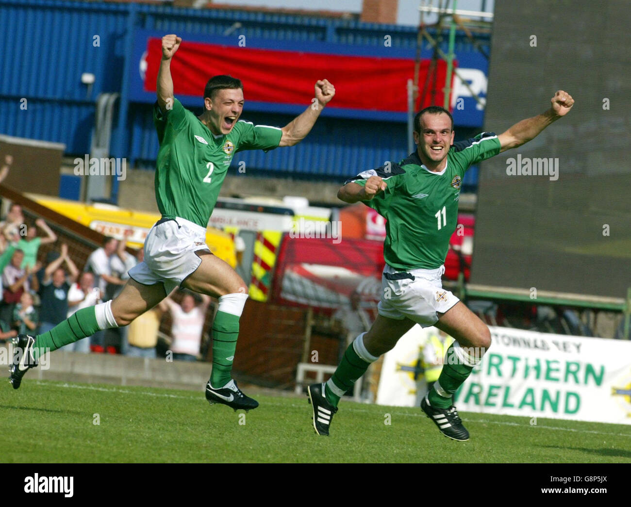 Der nordirische Stuart Elliott (R) feiert mit Chris Baird, nachdem er am Samstag, 3. September 2005, während der WM-Qualifikation im Windsor Park, Belfast, gegen Aserbaidschan Punkten konnte. DRÜCKEN SIE VERBANDSFOTO. Bildnachweis sollte lauten: Paul Faith/PA. Stockfoto