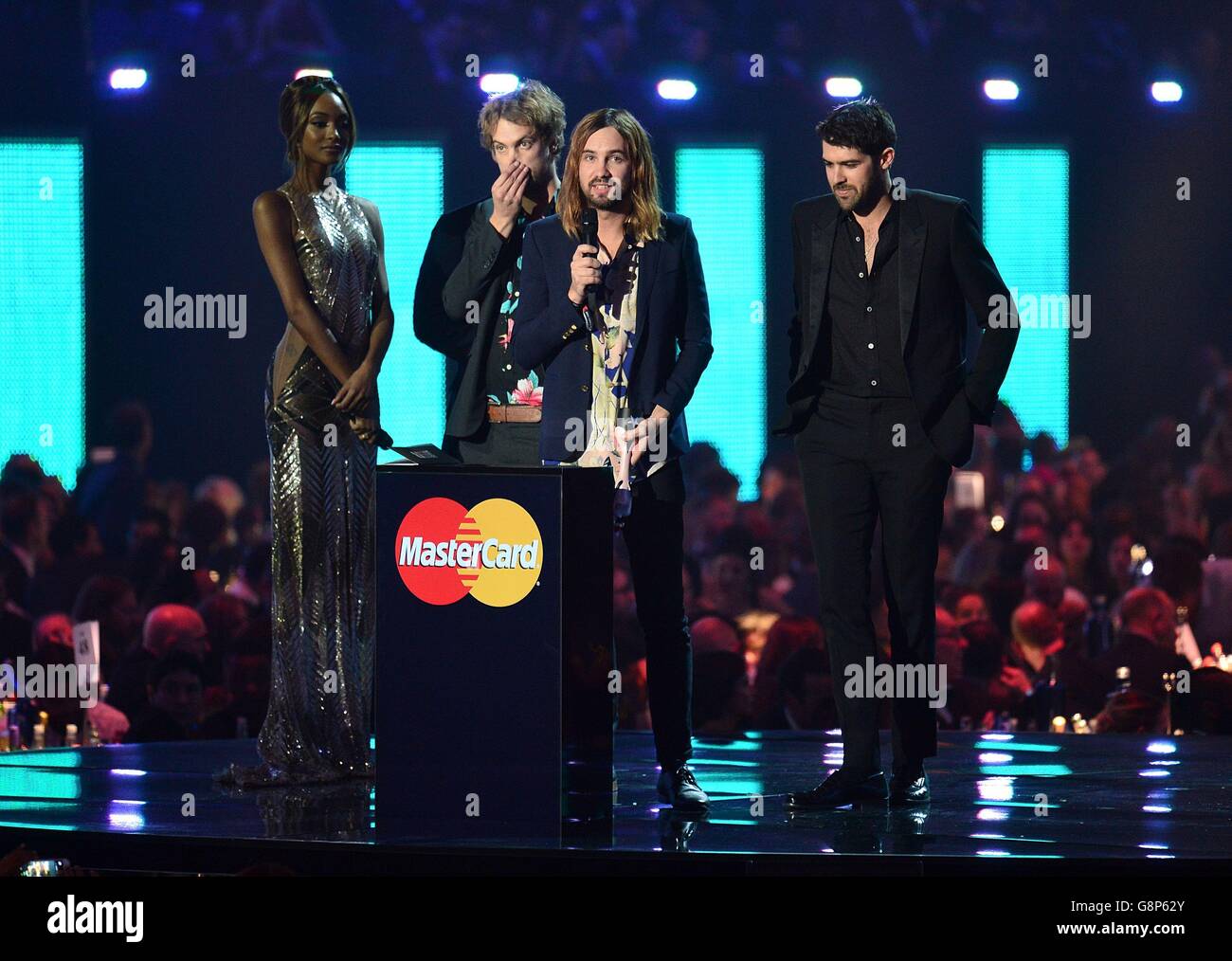 Kevin Parker von Tame Impala holt den International Group Award auf der Bühne während der Brit Awards 2016 in der O2 Arena, London. Stockfoto