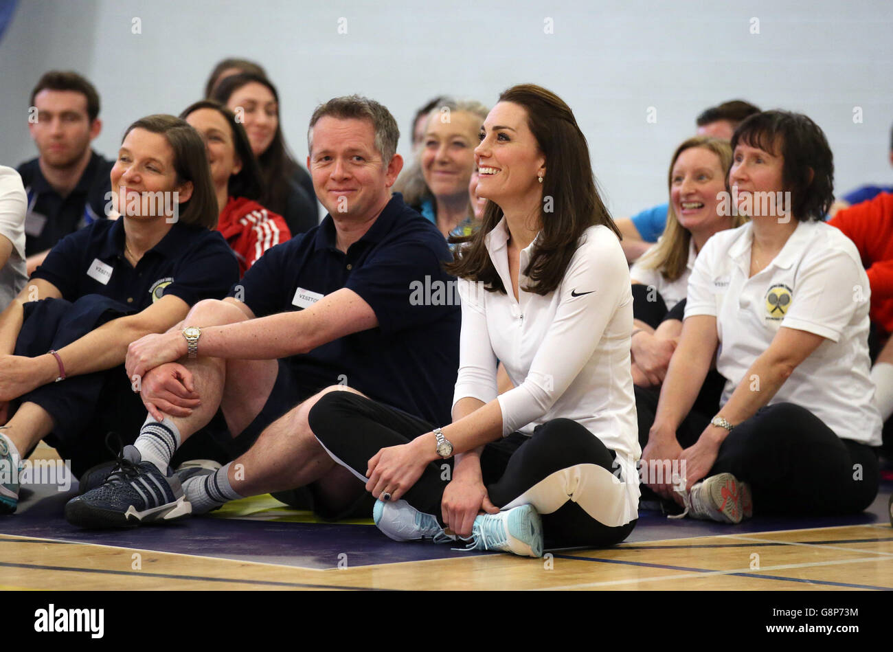 Die Herzogin von Cambridge nimmt an einem Tennisworkshop mit Andy Murrays Mutter Judy an der Craigmount High School in Edinburgh Teil. Bilddatum: Mittwoch, 24. Februar 2016. Der königliche Haushalt sagte, der Fokus des Tages sei auf den lokalen Partnerschaften zwischen Wohltätigkeitsorganisationen, Gemeinden und Schulen, die Programme und sportliche Aktivitäten für Kinder und Jugendliche anbieten. Stockfoto