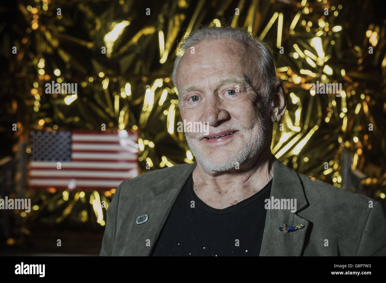 Apollo-Astronaut Buzz Aldrin posiert neben dem Nachbau des Apollo 11 Mondexkursionsmoduls 'Eagle' im Science Museum, London. Stockfoto
