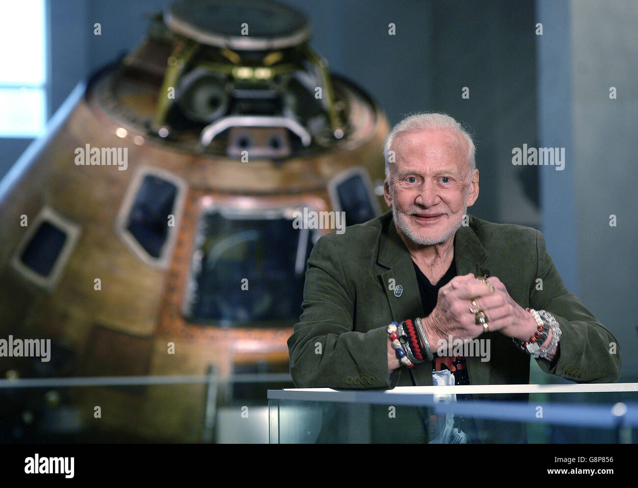 Apollo-Astronaut Buzz Aldrin posiert neben dem echten Apollo 10-Kommandomodul im Science Museum, London. Stockfoto
