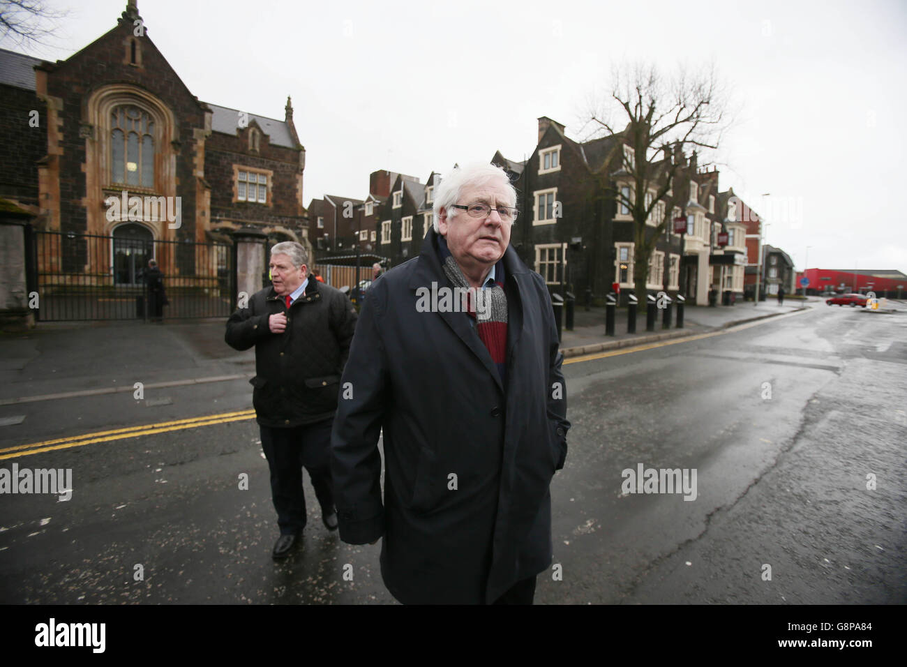 Michael Gallagher (rechts), der seinen Sohn Aiden verloren hat, und Stanley McComb, der seine Frau Ann bei den Bombenanschlägen von Omagh verloren hat, verlassen das Gericht Ballymena, da die Staatsanwaltschaft die Anklagepunkte gegen den Maurer Seamus Daly fallen ließ, der beschuldigt wurde, 29 Menschen bei der Bombe von Omagh 1998 ermordet zu haben. Stockfoto