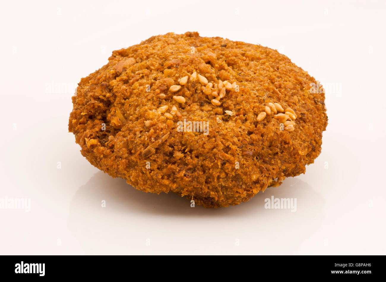 Ägyptische Falafel Kugel auf weißem Hintergrund Stockfoto