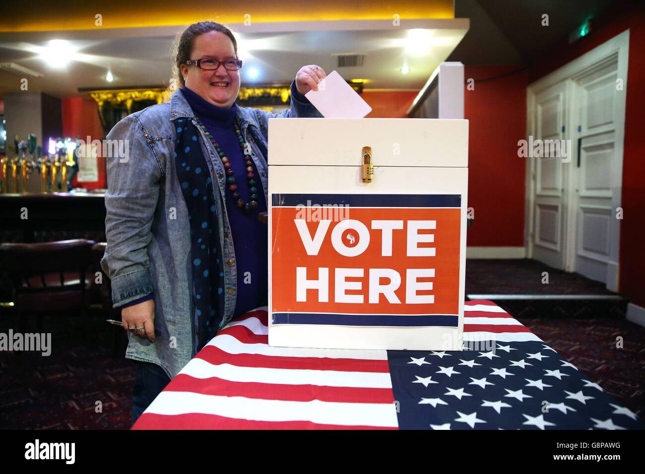 Daria Walsh, die ursprünglich aus Pennsylvania stammt und 12 Jahre lang in Irland lebt, gibt ihre Stimme im Arlington Hotel, Dublin ab, nachdem es während der sogenannten „Global Presidential Primary“ von Demokraten im Ausland – dem offiziellen Arm der Demokratischen Partei für im Ausland lebende Amerikaner – zu einem spontanen Wahlzentrum wurde. Stockfoto