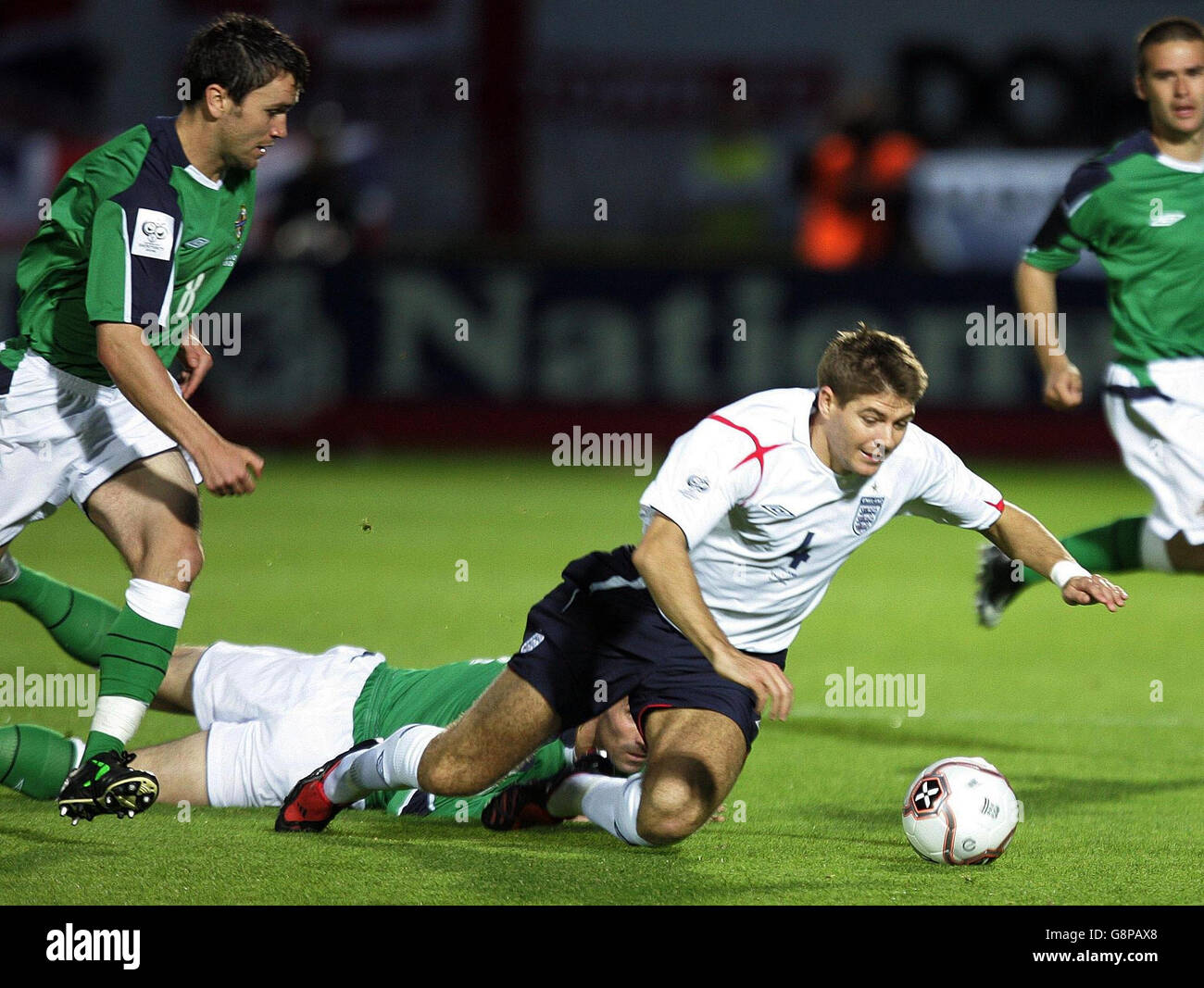 Der englische Steven Gerrard kämpft während der WM-Qualifikation gegen Nordirland am Mittwoch, 7. September 2005, im Windsor Park, Belfast, um den Ball. DRÜCKEN SIE VERBANDSFOTO. Der Bildnachweis sollte lauten: Owen Humphreys/PA. Stockfoto