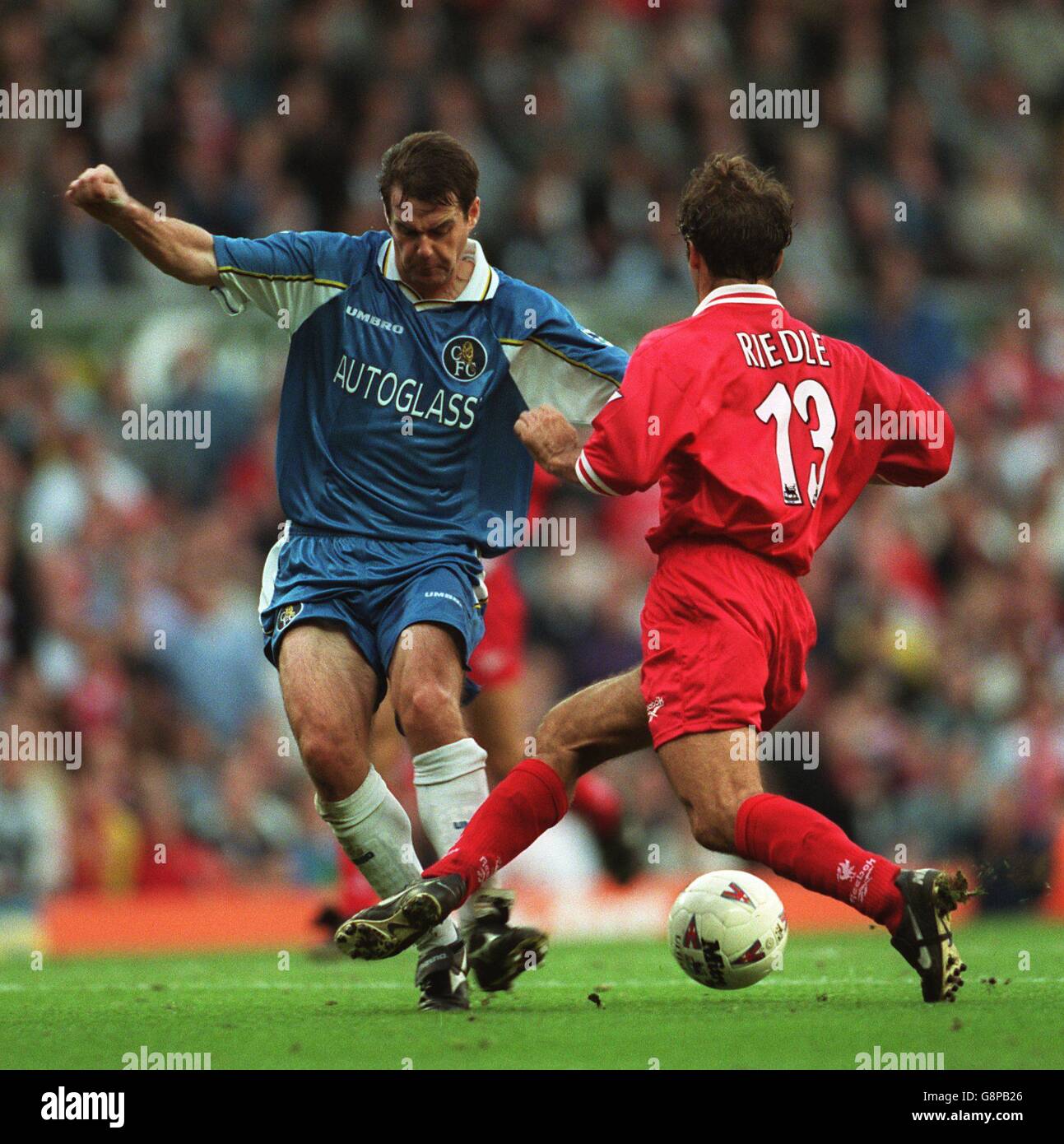 Fußball - FA Carling Premiership - Liverpool / Chelsea. Steve Clarke aus Chelsea (links) und Karl-Heinz Riedle aus Liverpool (rechts) Stockfoto