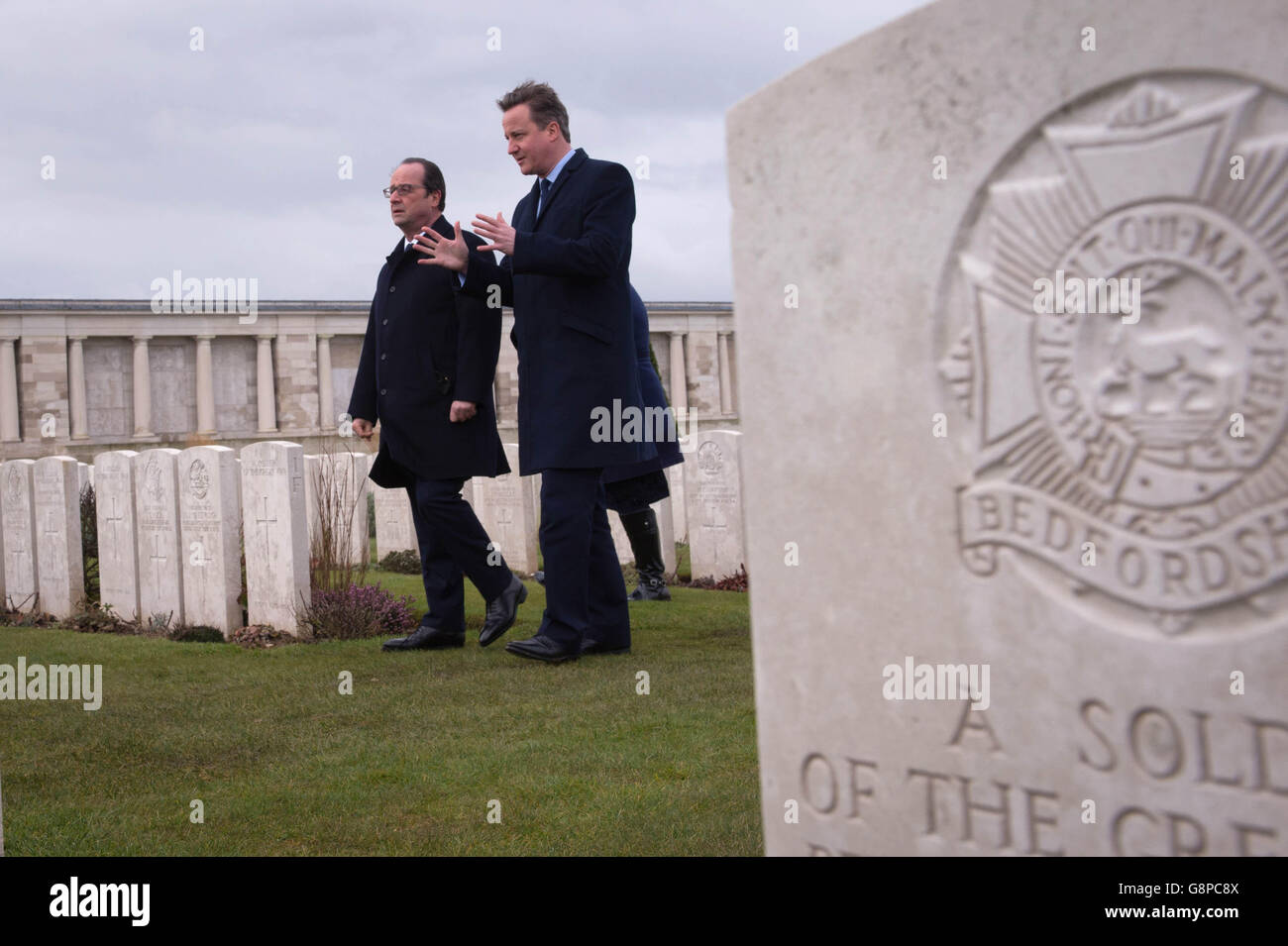 Premierminister David Cameron (rechts) und der französische Präsident Francois Hollande besuchen den Friedhof Poizeres in der Nähe der Stadt Amiens, Frankreich, vor einem anglo-französischen Gipfel, der von Präsident Hollande veranstaltet wird. Stockfoto