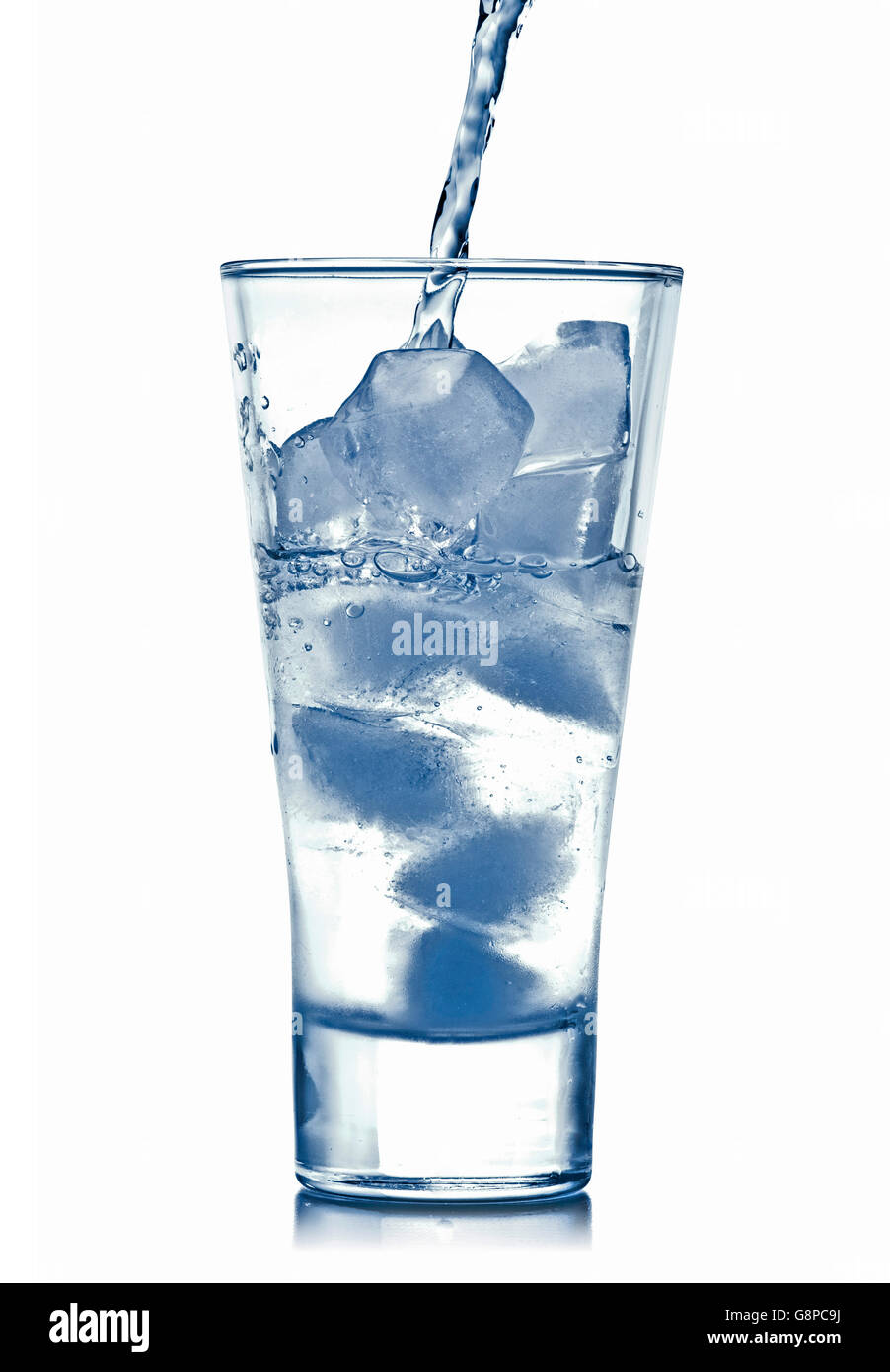 Kälte, gießt Wasser in ein Glas, Isolated on White Background Stockfoto