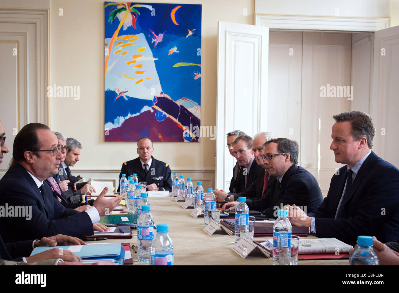 Premierminister David Cameron und der französische Präsident Francois Hollande während eines anglo-französischen Gipfels, der von Präsident Hollande in der Präfektur in Amiens, Frankreich, veranstaltet wurde. Stockfoto