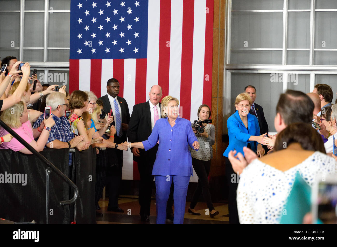 US-Präsidentschaftskandidatin Hillary Clinton und US-Senator Elizabeth Warren auf die Bühne gehen und das Publikum zu begrüßen. Stockfoto