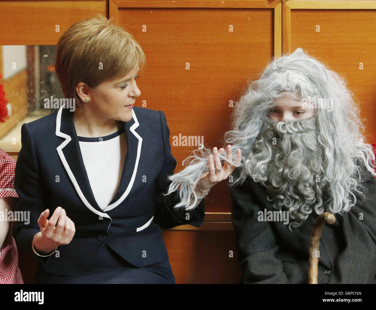 Der erste schottische Minister Nicola Sturgeon stellt eine neue Lesungsinitiative vor, die von sieben Schülern der Brunstane Primary School, die als ihre Lieblingsbuchfiguren gekleidet sind, zum Gedenken an den Weltbuchtag begleitet wird. Während ihres Besuchs im Scottish Storytelling Centre in Edinburgh enthüllt sie eine Initiative, um mehr Kinder in ganz Schottland zum Lesen zu ermutigen. Stockfoto