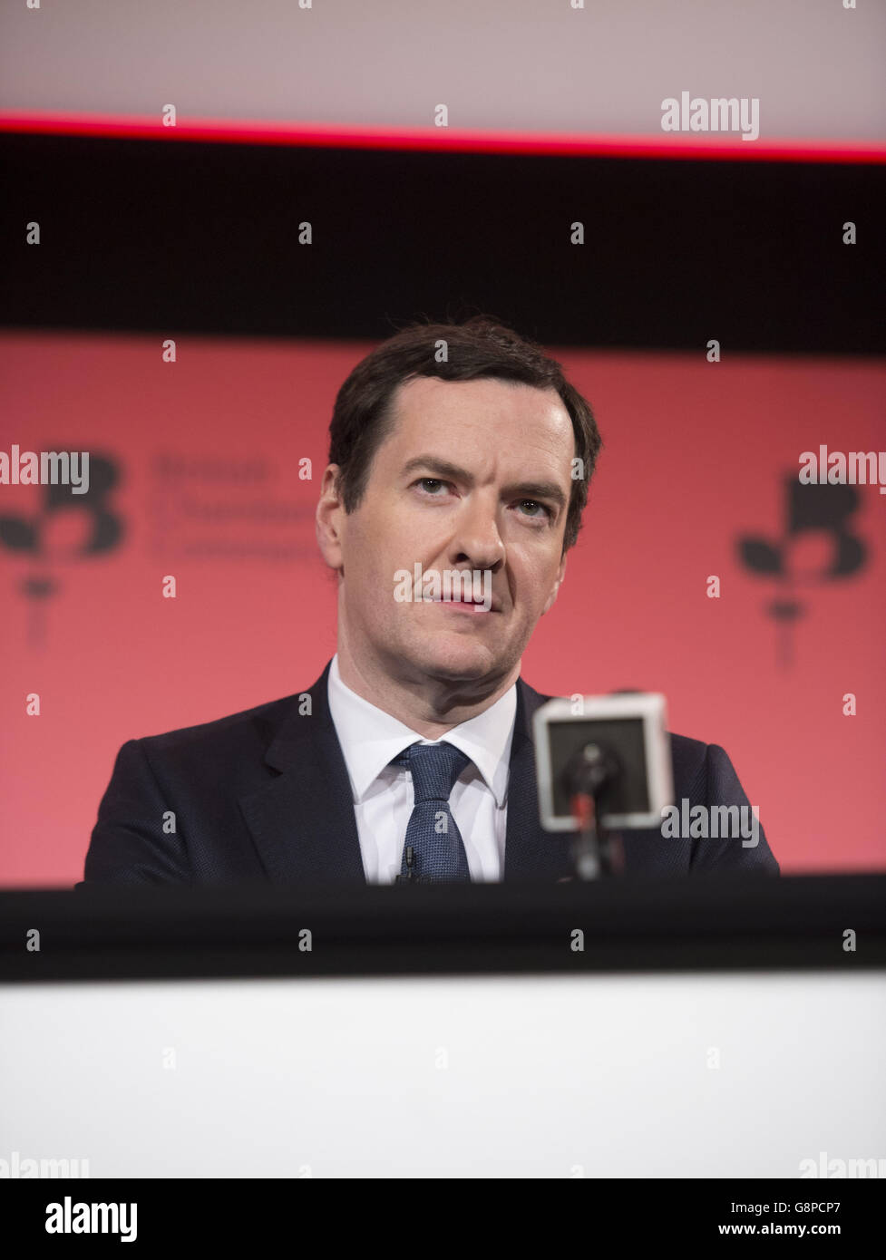 Bundeskanzler George Osborne spricht während der Jahreskonferenz der britischen Handelskammern 2016 im QE2 Conference Centre in London. Stockfoto