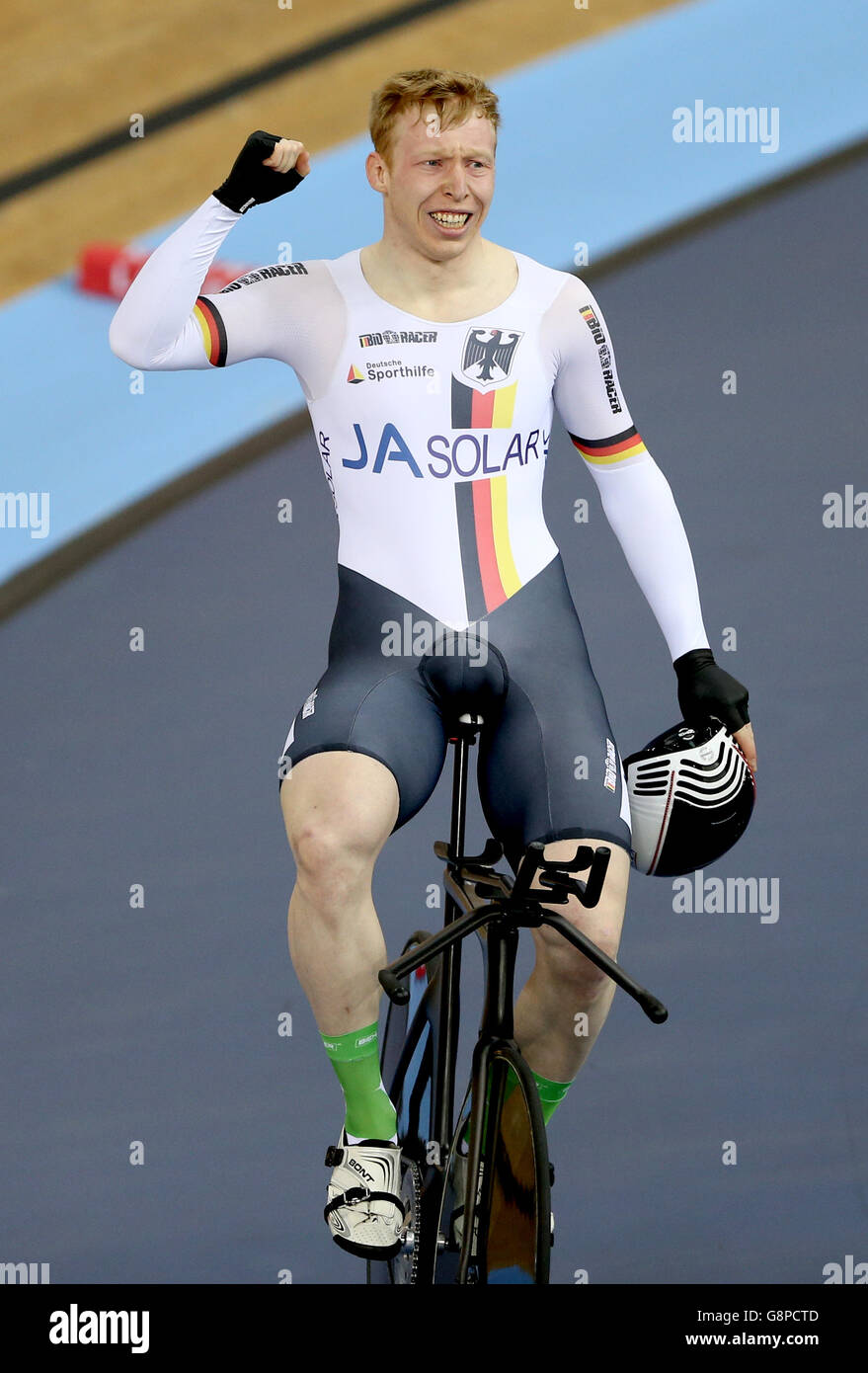 Der deutsche Bundeschampionat Joachim Eilers feiert Gold im 1-km-Zeitfahren der Männer am zweiten Tag der UCI-Bahn-Weltmeisterschaften im Lee Valley VeloPark, London. Stockfoto