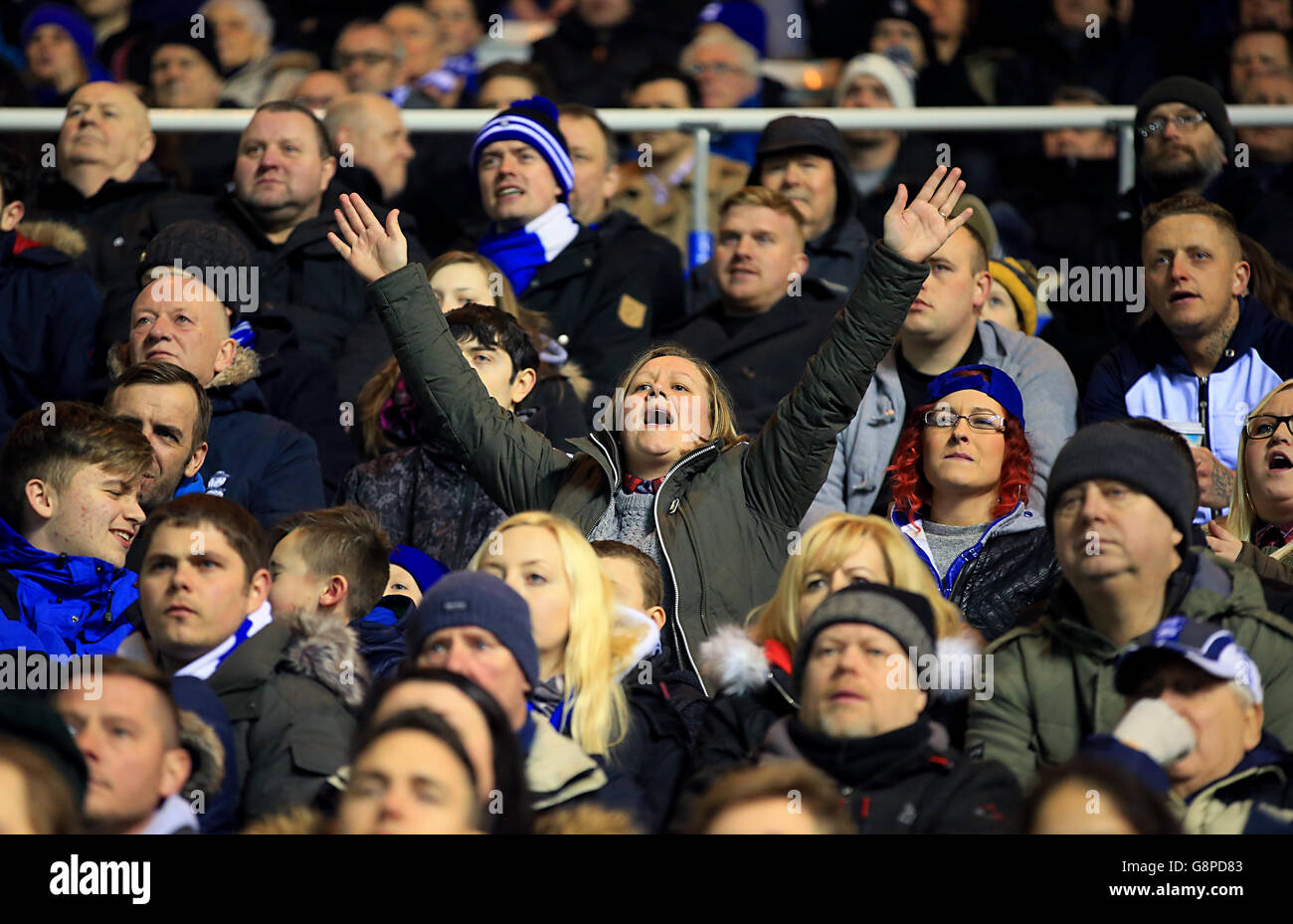 Ein Birmingham City Fan singt auf den Tribünen während des Sky Bet Championship Spiels in St Andrews, Birmingham. Stockfoto