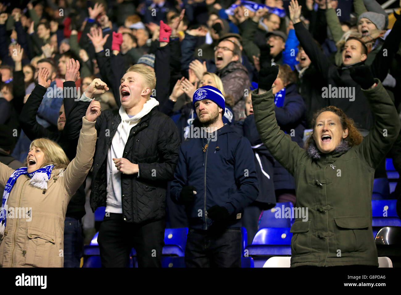 HINWEIS DER REDAKTION Birmingham City Fans feiern in den Ständen während der Sky Bet Championship Spiel in St Andrews, Birmingham. DRÜCKEN Sie VERBANDSFOTO. Bilddatum: Donnerstag, 3. März 2016. Siehe PA Geschichte FUSSBALL Birmingham. Bildnachweis sollte lauten: Nick Potts/PA Wire. Stockfoto