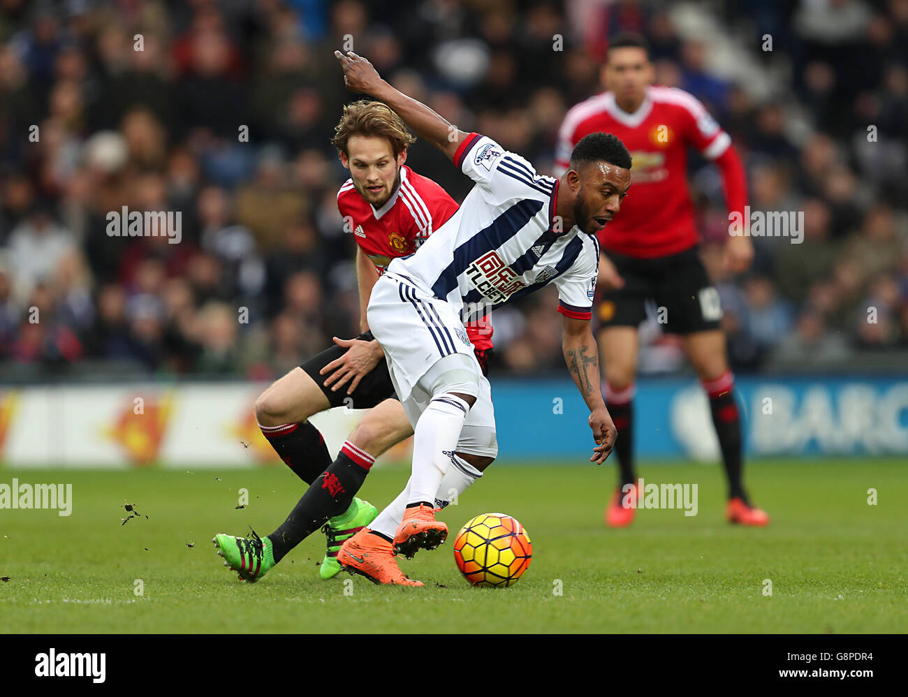 Stephane Sessegnon von West Bromwich Albion und Daley Blind von Manchester United Kampf um den Ball Stockfoto