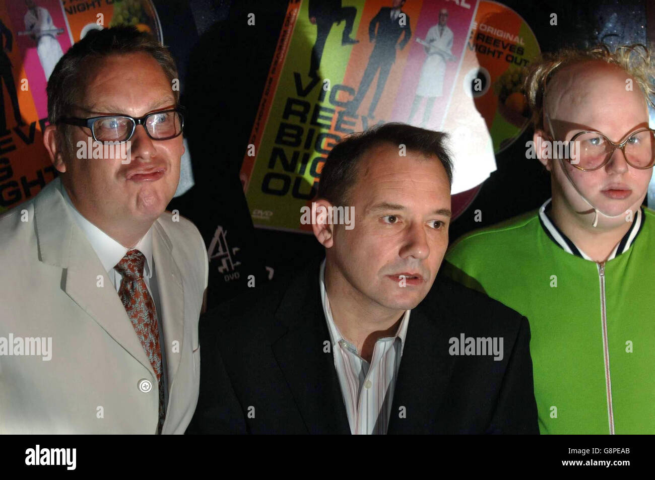 VIC Reeves (L), Bob Mortimer und Matt Lucas (R) beim Fotocall für die Veröffentlichung der neuen DVD „Vic Reeves Big Night Out“ im Too2Much Club, Zentrum von London, Freitag, 9. September 2005. DRÜCKEN SIE VERBANDSFOTO. Bildnachweis sollte lauten: Steve Parsons/PA Stockfoto