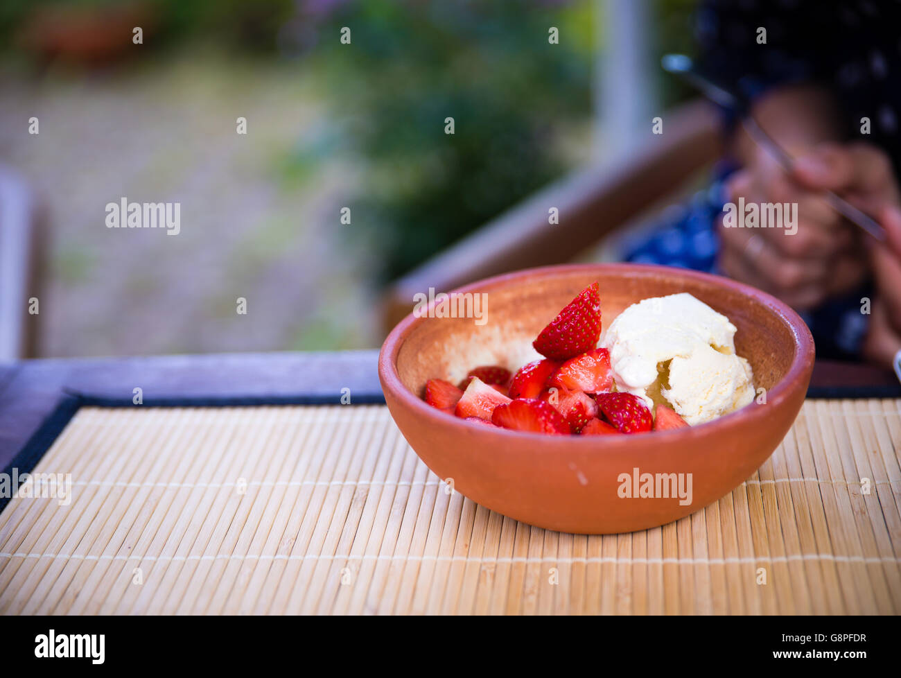 Vanilleeis mit Erdbeeren Stockfoto