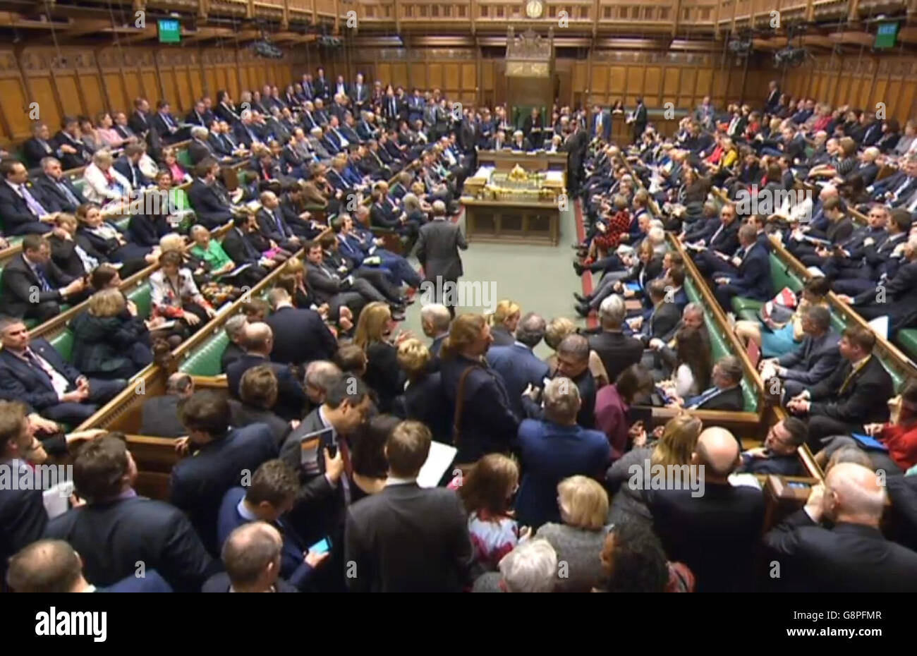 Abgeordnete kommen zusammen, um das Ergebnis einer Abstimmung im Londoner Unterhaus zu hören, da die Regierung eine demütigende Niederlage des Unterhauses wegen der Pläne zur Verlängerung der Handelszeiten am Sonntag erlitten hat, nachdem Tory Rebels sich mit Labour und der SNP zusammengeschlossen hatten. Stockfoto