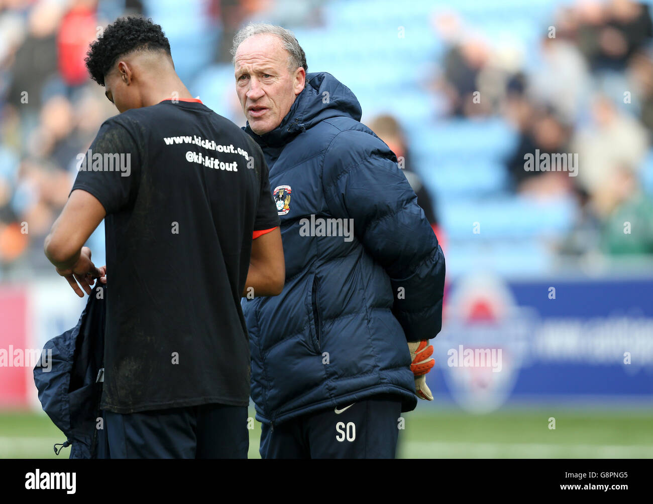 Coventry City Torwart Corey Addai mit Torwarttrainer Steve Ogrizovic. Stockfoto