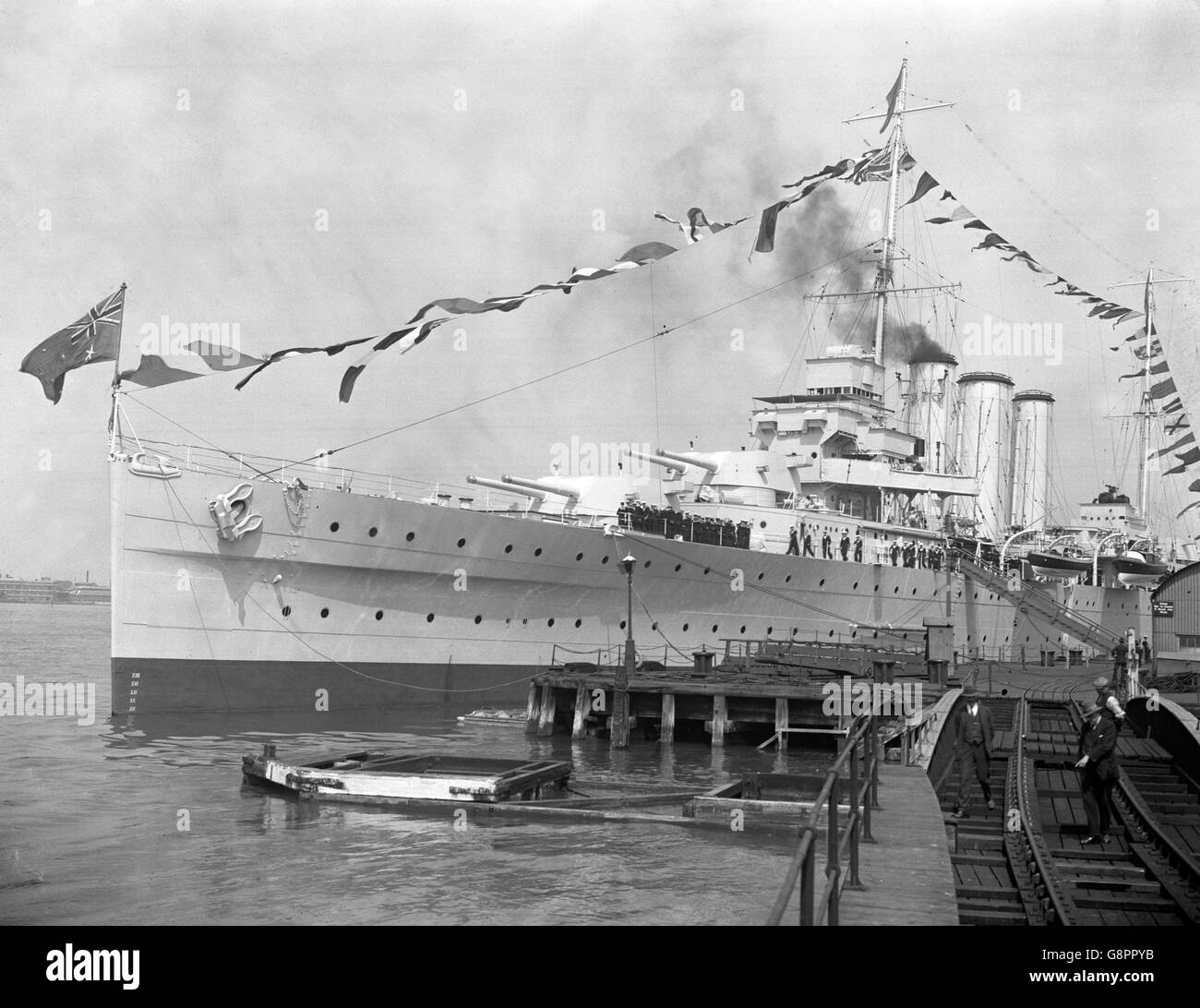 King George V in Portsmouth. König George V an Bord der Australien in Portsmouth. Stockfoto