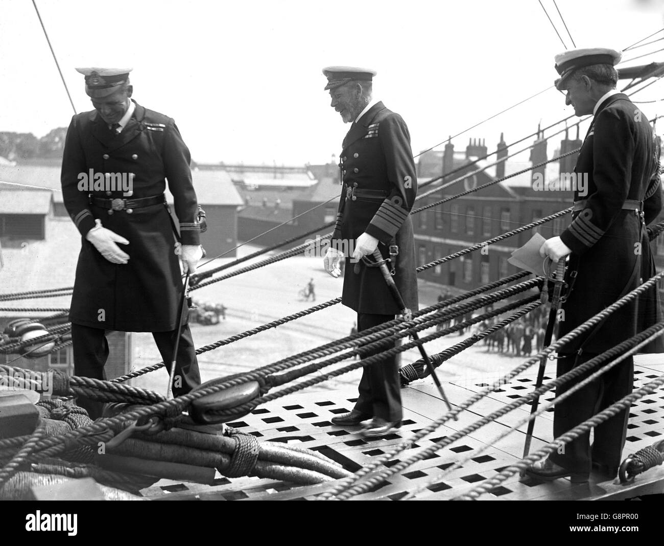 King George V in Portsmouth. König George V an Bord der Victory in Portsmouth. Stockfoto