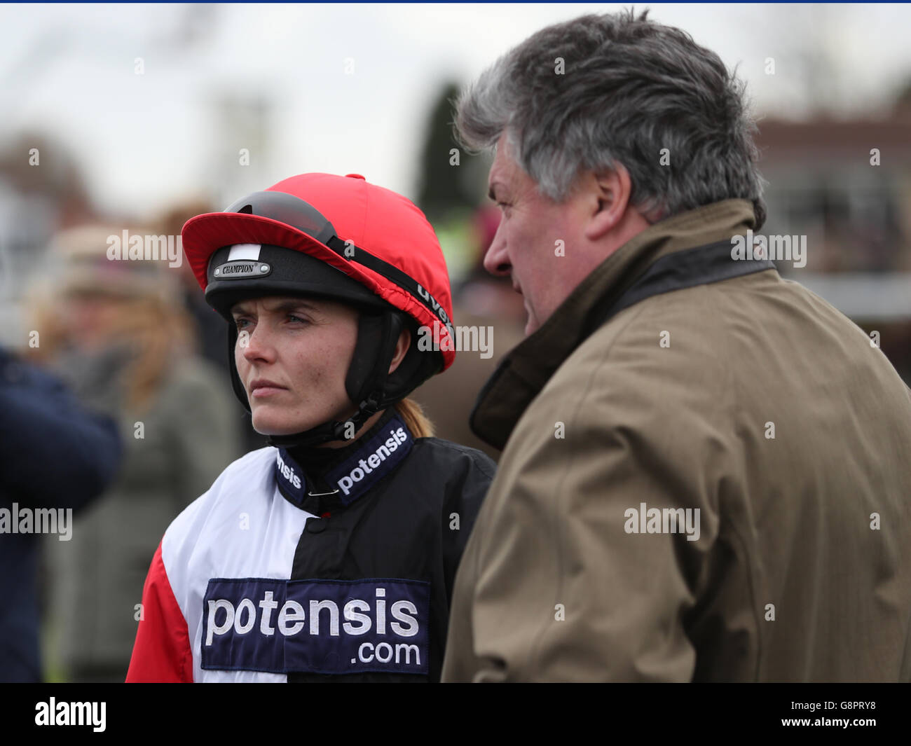 Victoria Pendleton (Mitte) spricht mit Trainer Paul Nicholls (rechts) vor dem Betfair Switching Saddles Hunter Chase auf der Wincanton Racecourse, Somerset. Stockfoto