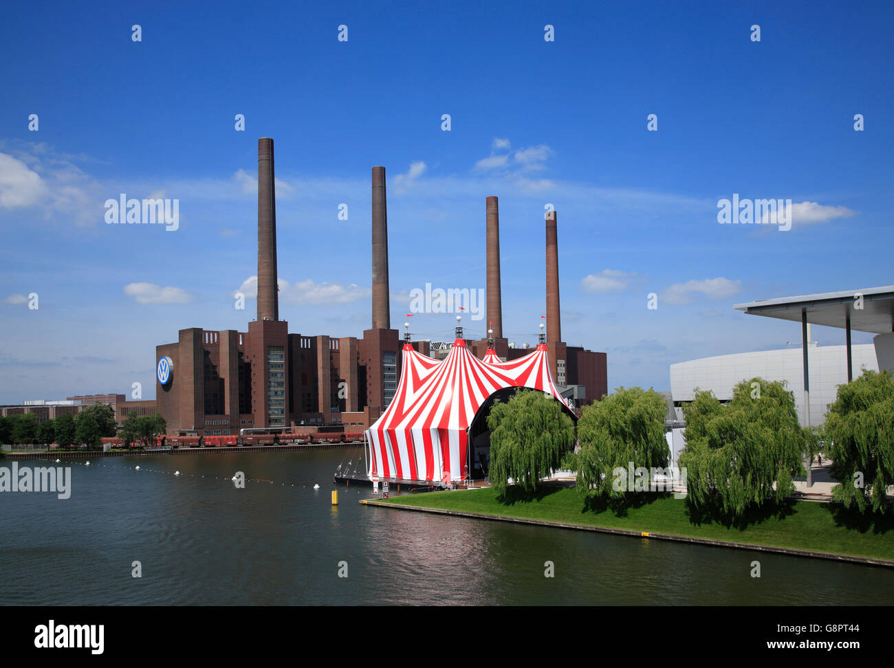 Wolfsburg, Kraftwerk der VOLKSWAGEN Fabrik und AUTOSTADT am Mittellandkanal, senken, Sachsen, Deutschland, Europa Stockfoto