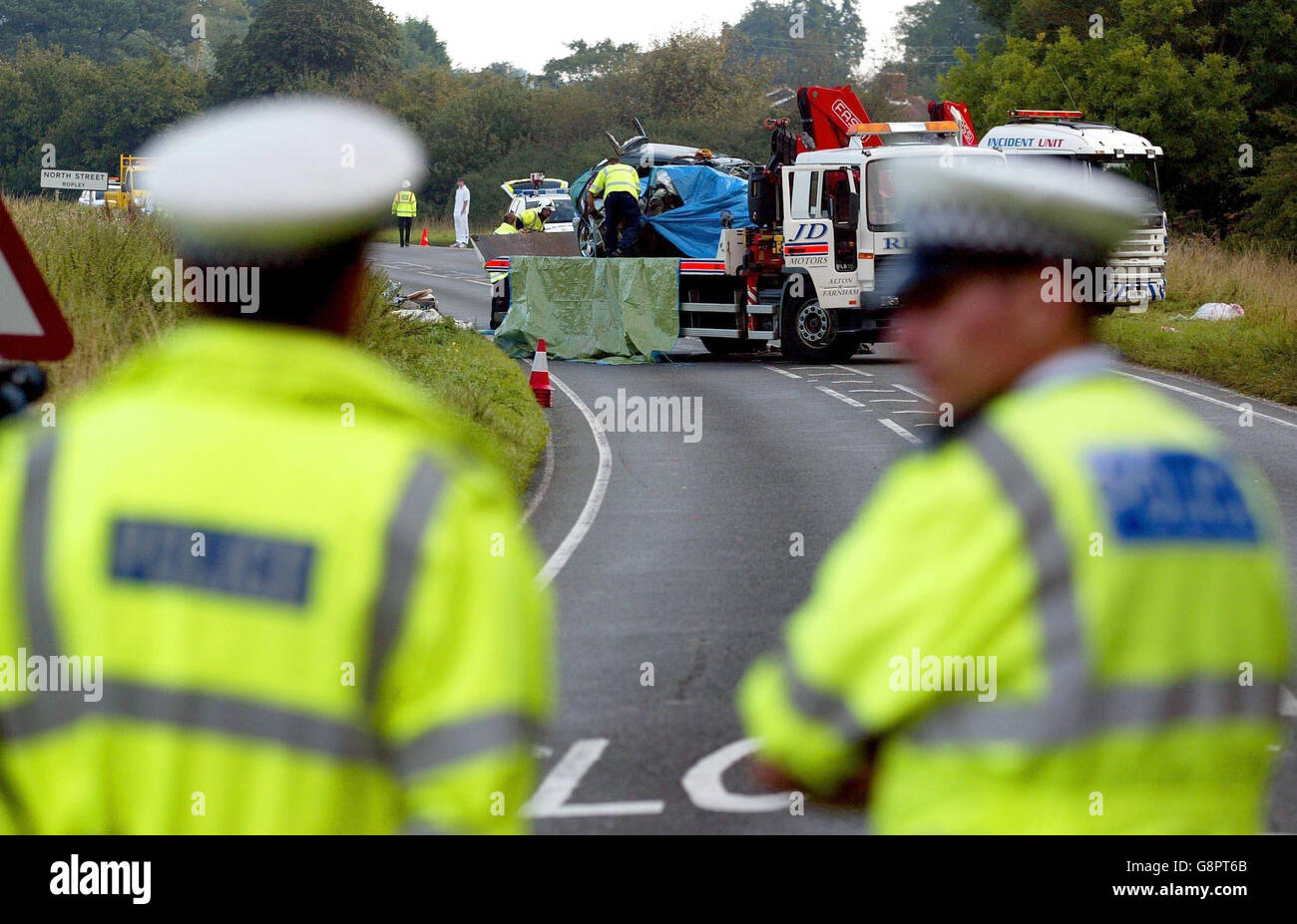 Die Polizei inspiziert heute Donnerstag, den 8. September 2005, das Wrack zweier Autos in der Nähe von Winchester in Hampshire, nachdem sechs Männer gestern Abend bei einem Unfall ums Leben gekommen waren. Fünf junge Männer in einem Peugeot und ein älterer Herr in einem Ford Focus starben vor Ort. Ein anderer junger Mann im Fokus überlebte. Siehe PA Story POLICE Crash. Drücken Sie Verbandsfoto. Photo Credit sollte Chris Ison lauten. Stockfoto