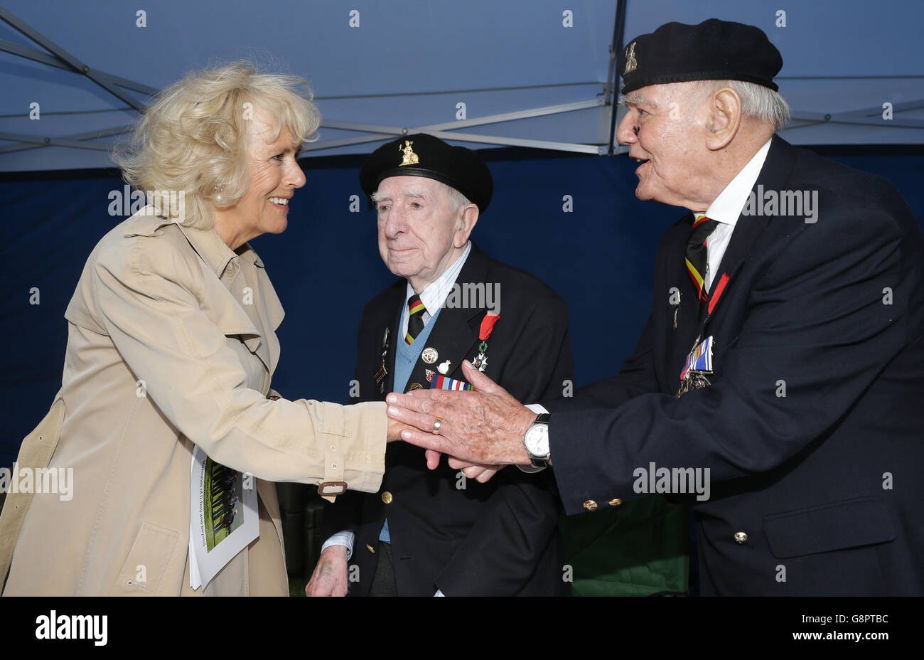 Die Herzogin von Cornwall trifft Ken Mason, 97 (links) und David Johnson, 91, d-Day-Veteranen von königliches Norfolk Regiment, besucht sie die 154. Royal Norfolk Show in Norwich, Norfolk. Stockfoto