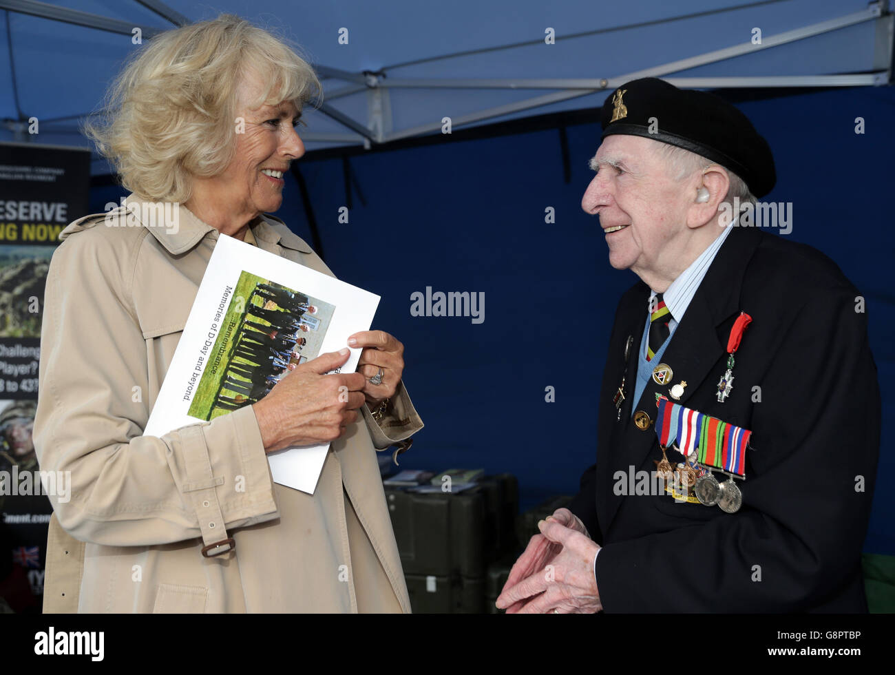 Die Herzogin von Cornwall trifft d-Day-Veteran Ken Mason, 97, von königliches Norfolk Regiment, wie sie die 154. Royal Norfolk Show in Norwich, Norfolk besucht. Stockfoto