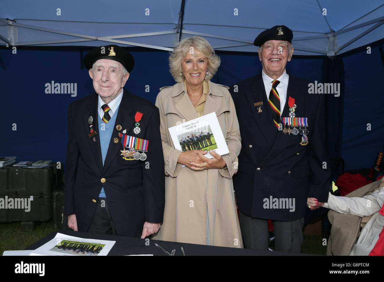 Die Herzogin von Cornwall trifft Ken Mason, 97 (links) und David Johnson, 91, d-Day-Veteranen von königliches Norfolk Regiment, besucht sie die 154. Royal Norfolk Show in Norwich, Norfolk. Stockfoto
