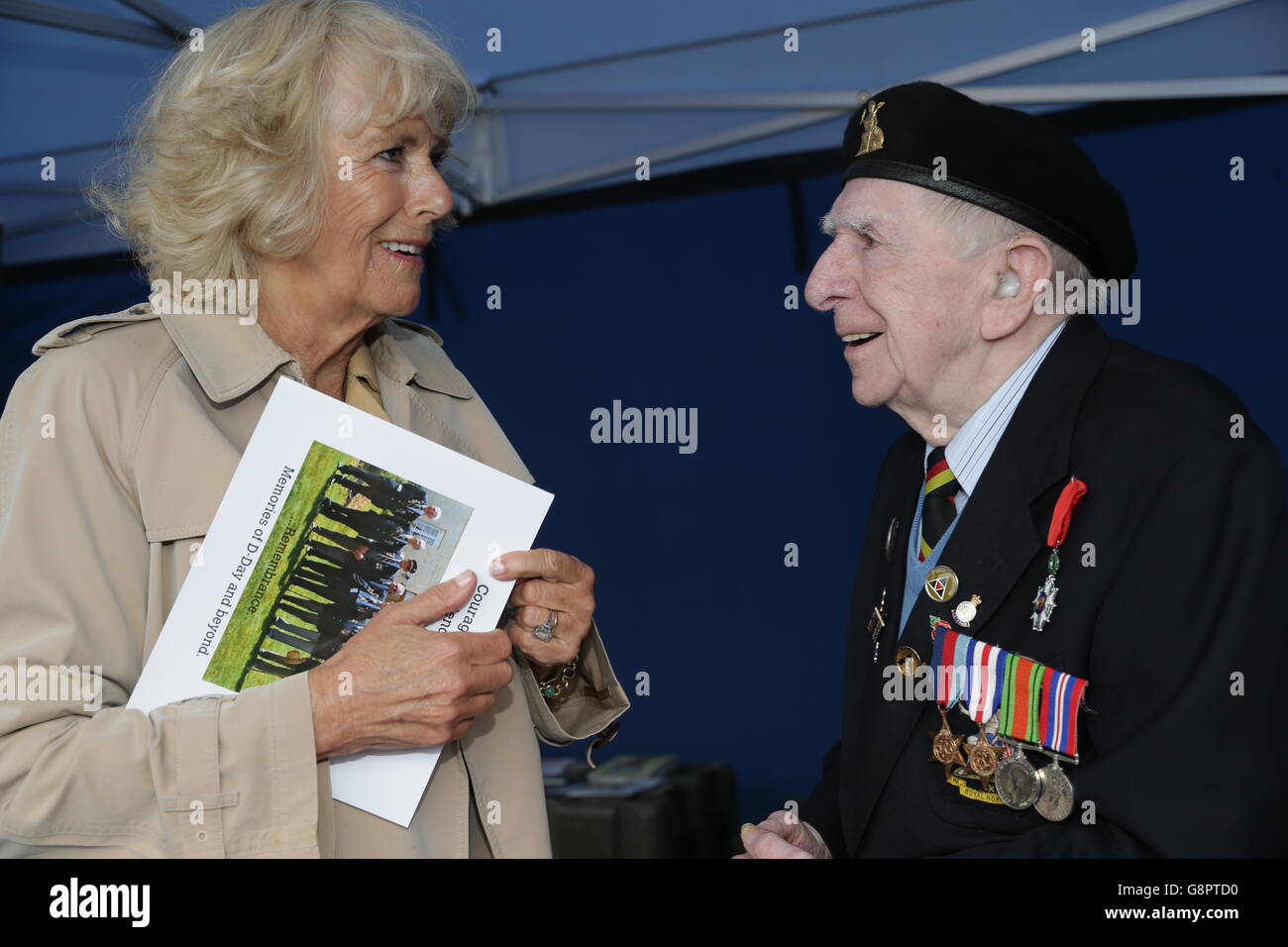 Die Herzogin von Cornwall trifft d-Day-Veteran Ken Mason, 97, von königliches Norfolk Regiment, wie sie die 154. Royal Norfolk Show in Norwich, Norfolk besucht. Stockfoto
