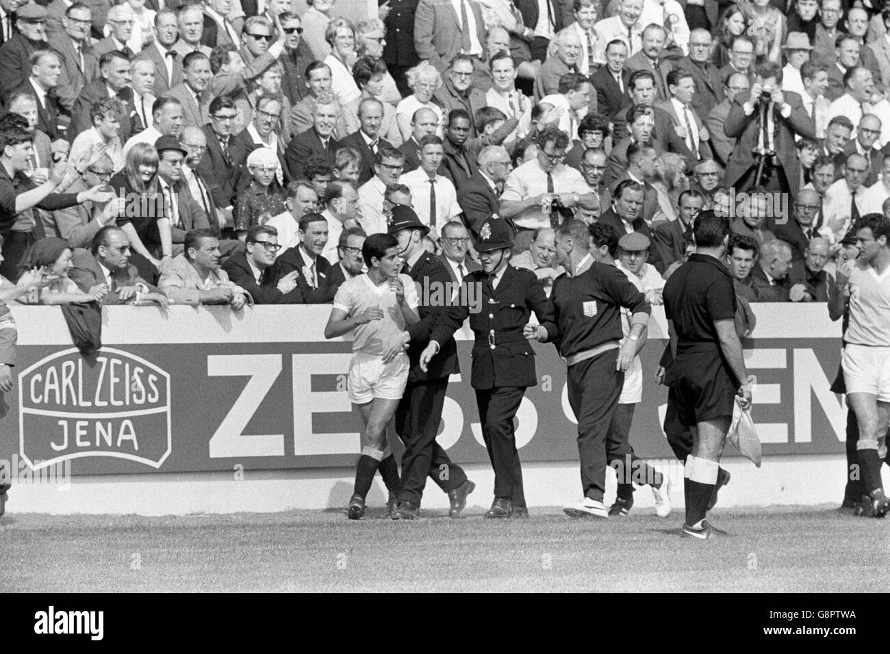 Fußball - Weltmeisterschaft England 1966 - Viertelfinale - Westdeutschland / Uruguay - Hillsborough. Uruguays Hector Silva (l) wird von Polizisten vom Spielfeld eskortiert, nachdem er abgeschickt wurde Stockfoto