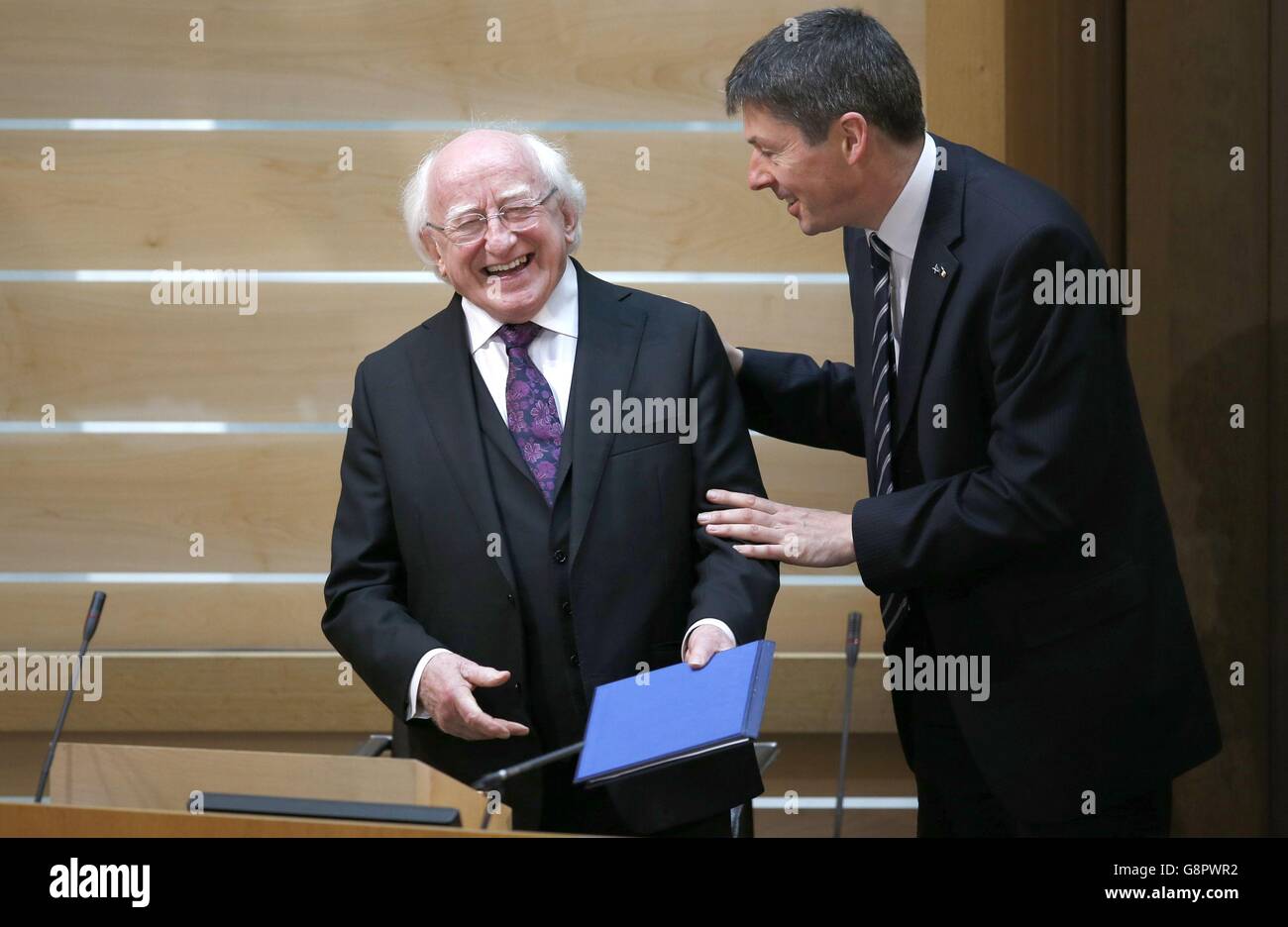 Irische Präsidentin Michael D Higgins (links) mit Ken Macintosh, Presiding Officer des schottischen Parlaments, nach seiner Rede vor MSPs in der Hauptkammer des Parlaments in Edinburgh am dritten Tag von seinem offiziellen Besuch in Schottland. Stockfoto