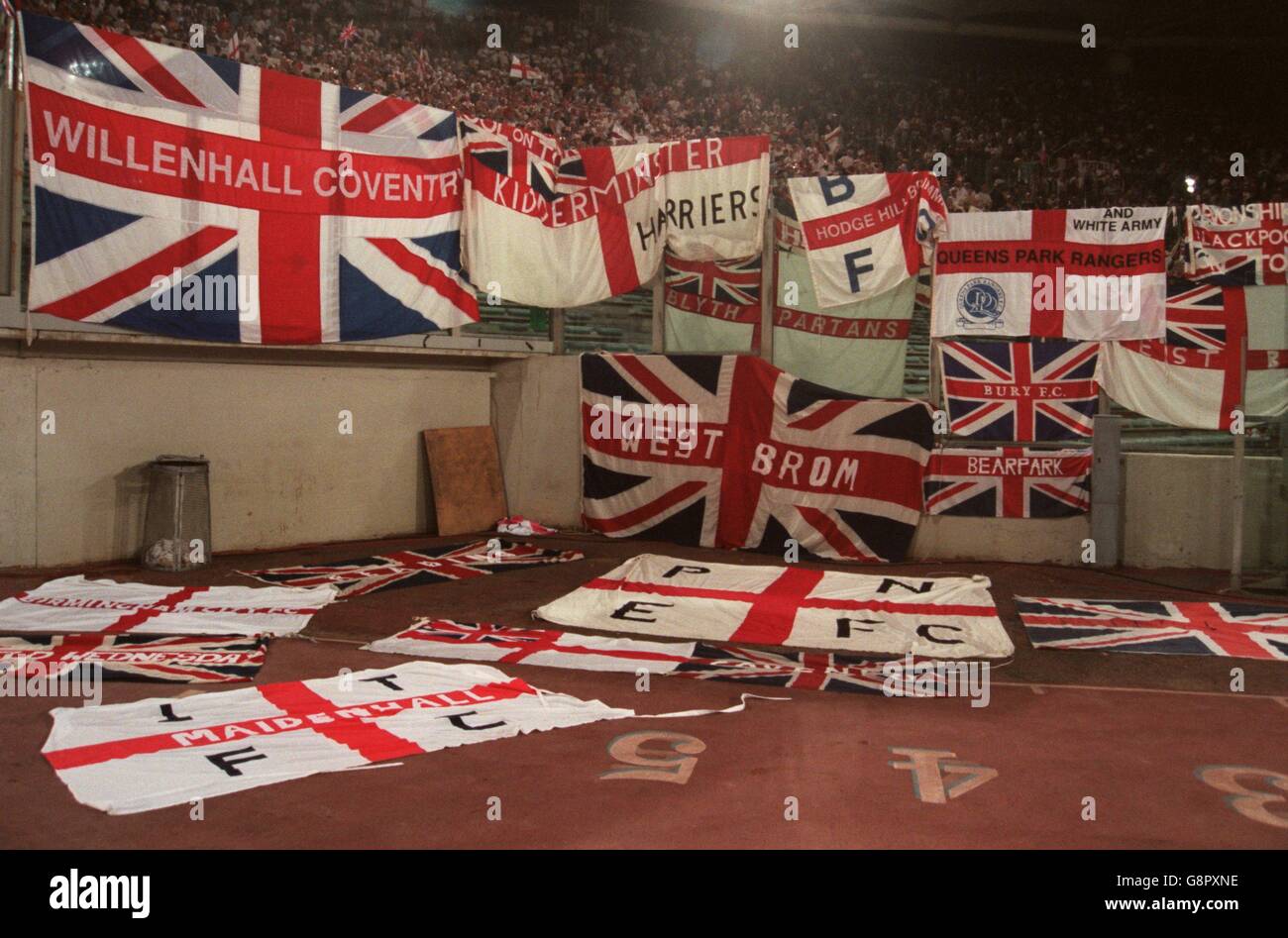 Fußball - WM-Qualifikation - Italien gegen England. England-Fans drapieren ihre Fahnen Stockfoto