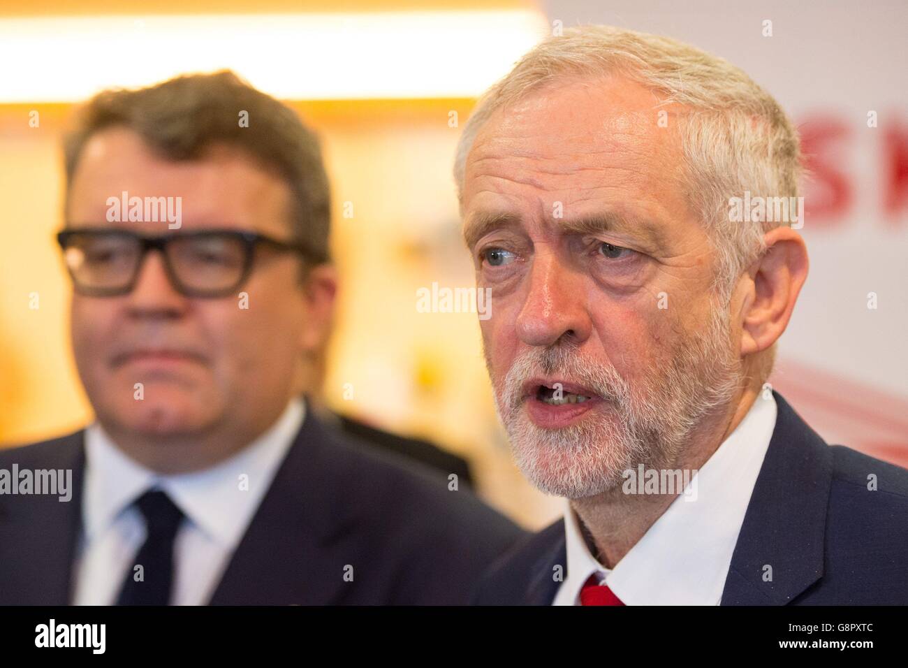 Labour Deputy Leader Tom Watson (links) Uhren als Labour Leader Jeremy Corbyn (rechts) spricht zu den Medien, bei einem Besuch in der polnischen sozialen Kulturverein in Hammersmith, West London, die mit Anti-Einwanderungs-Graffiti verwüstet wurde. Stockfoto