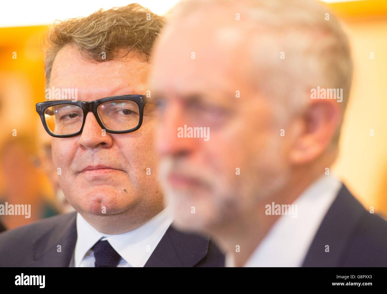 Labour Deputy Leader Tom Watson (links) Uhren als Labour Leader Jeremy Corbyn (rechts) spricht zu den Medien, bei einem Besuch in der polnischen sozialen Kulturverein in Hammersmith, West London, die mit Anti-Einwanderungs-Graffiti verwüstet wurde. Stockfoto