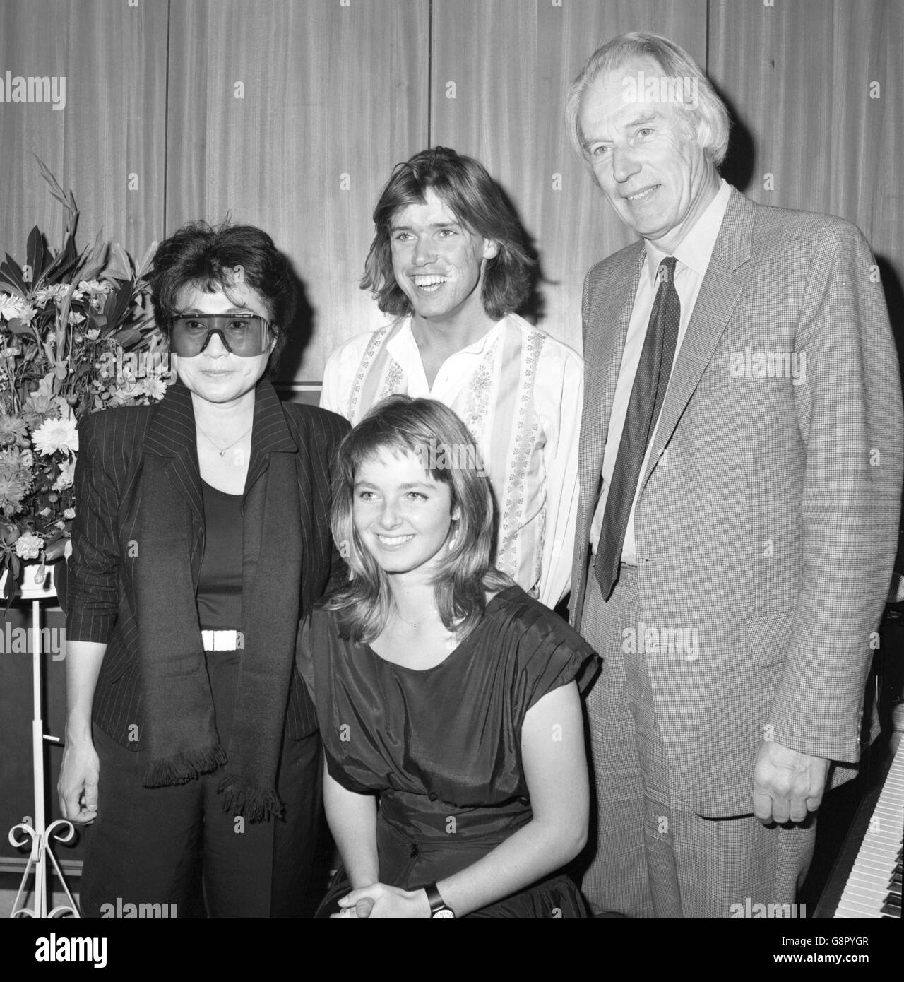 Die gemeinsamen Gewinner des John Lennon Award 1988 der Performing Right Society posieren mit der Witwe des verstorbenen Sängers Yoko Ono (links) und dem Plattenproduzent George Martin (rechts). Der Preis ermöglicht es dem Bolton-gebürtigen Mark Carroll, 23, und Dominique le Vack, 20, aus Cornwall, ihr Songwriting- und Musikstudium ein Jahr lang fortzusetzen. Stockfoto