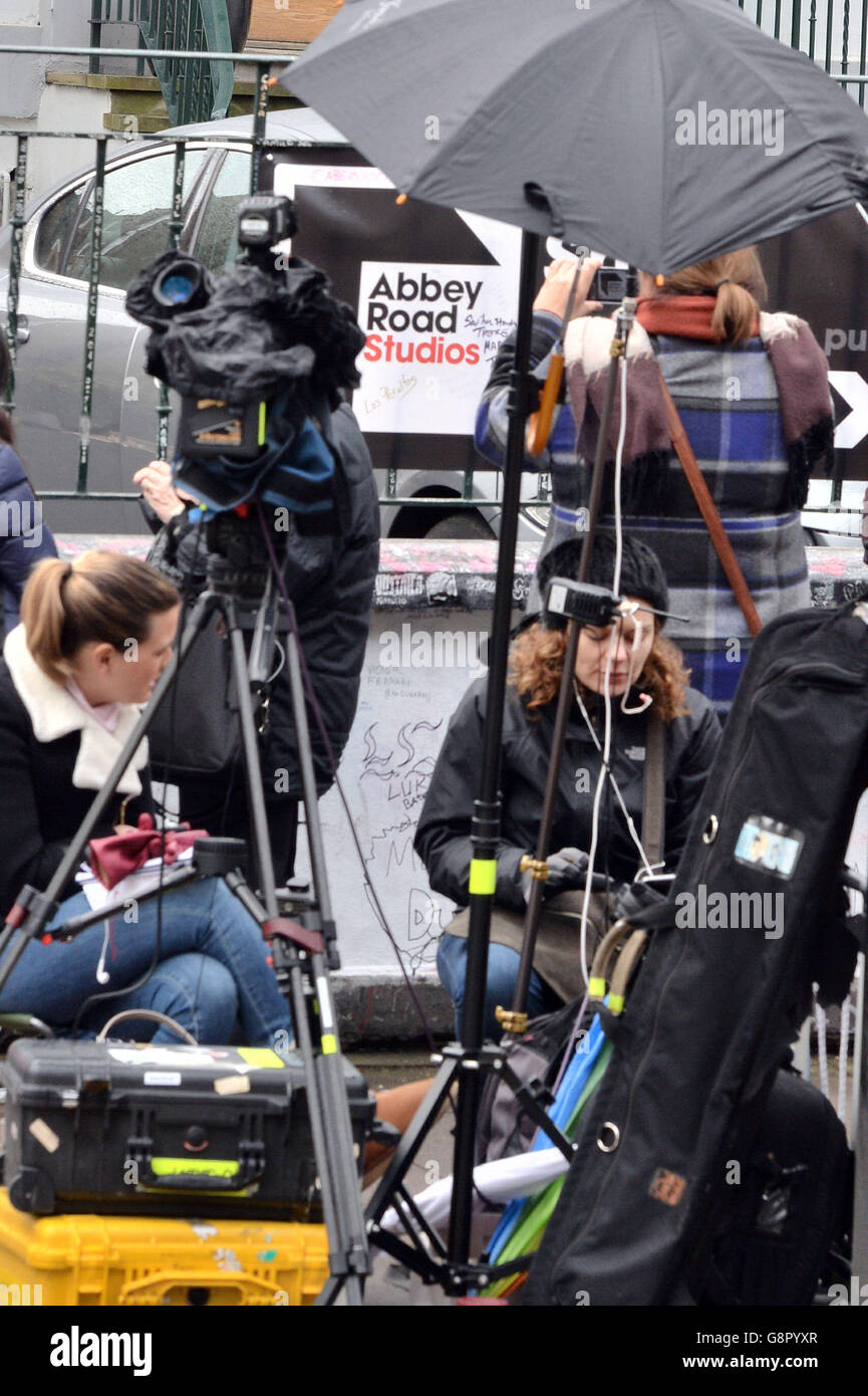 Medienvertreter und Touristen außerhalb der Abbey Road Studios, in denen die Beatles nach dem Tod des Plattenproduzent, bekannt als The Fifth Beatle, Sir George Martin, Alben aufgenommen haben, der im Alter von 90 Jahren gestorben ist. Stockfoto